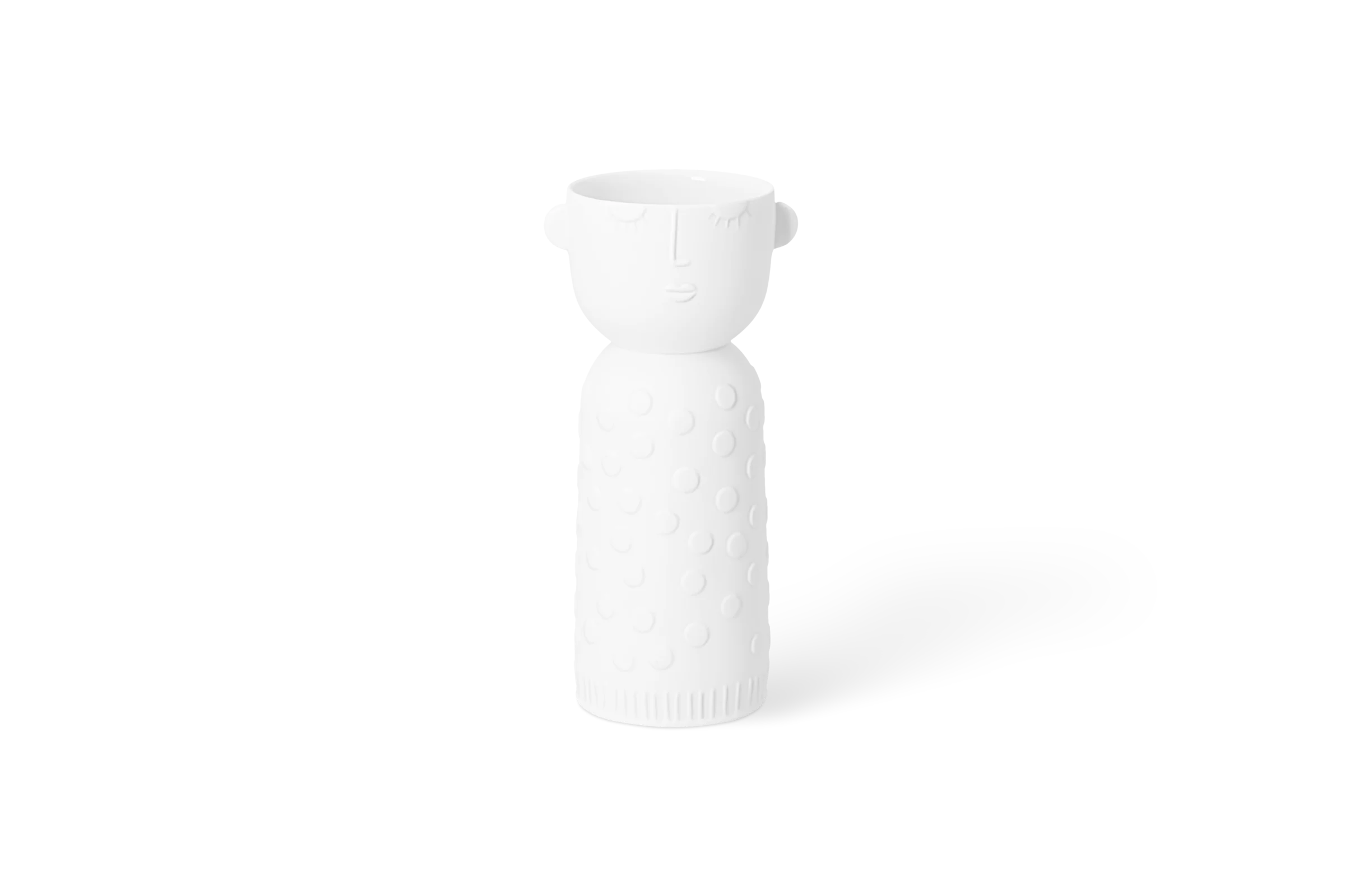 Vase Naturgestalt Luna Weiße Vase in Frauengestalt mit geschlossenen Augen, erhabenen Punkten und geriffeltem Sockel in der Vorderansicht.