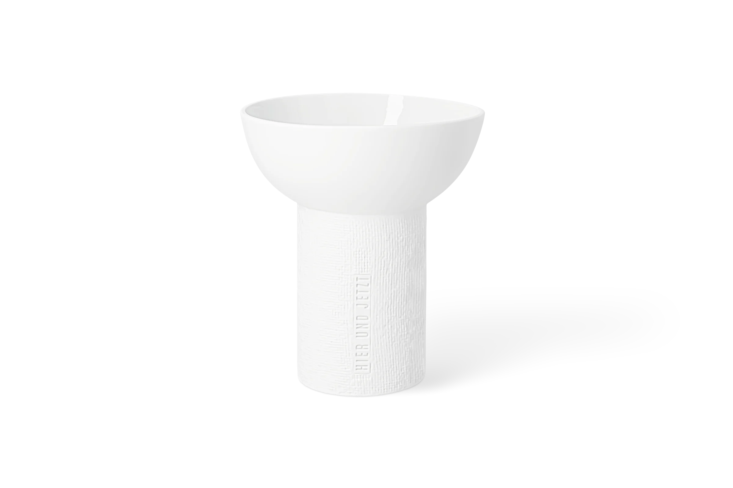 Vase Formsprache Hier und jetzt Weiße Porzellanvase Formgefühl mit strukturierter Oberfläche und tiefgeprägtem Schriftzug Hier bin ich in der Vorderansicht.