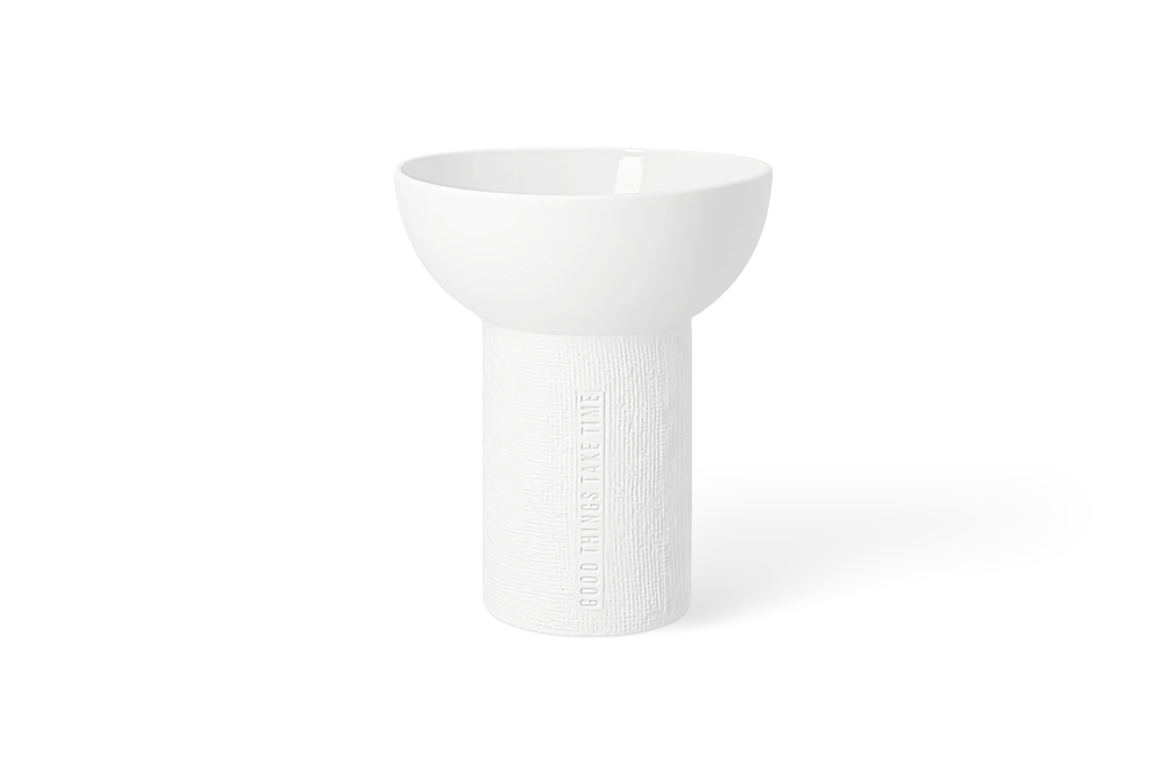 Weiße Vase Formgefühl mit strukturierter Oberfläche und tiefgeprägtem Schriftzug Good Things Take Time in der Vorderansicht.