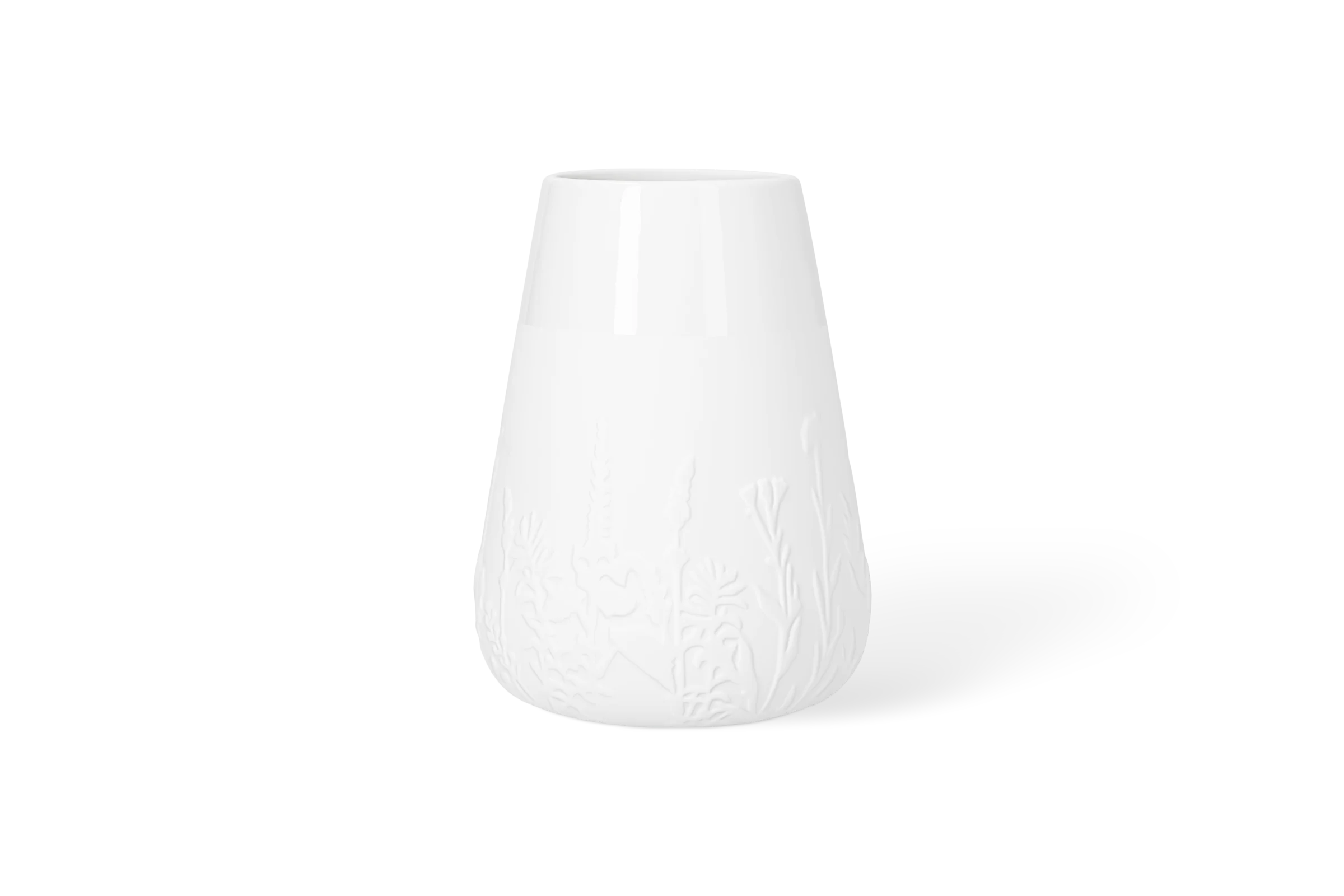 Vase Floral Blumenwiese Weiße Porzellanvase Blütezeit mit hochgeprägtem Blumenrelief am unteren Rand in der Vorderansicht.