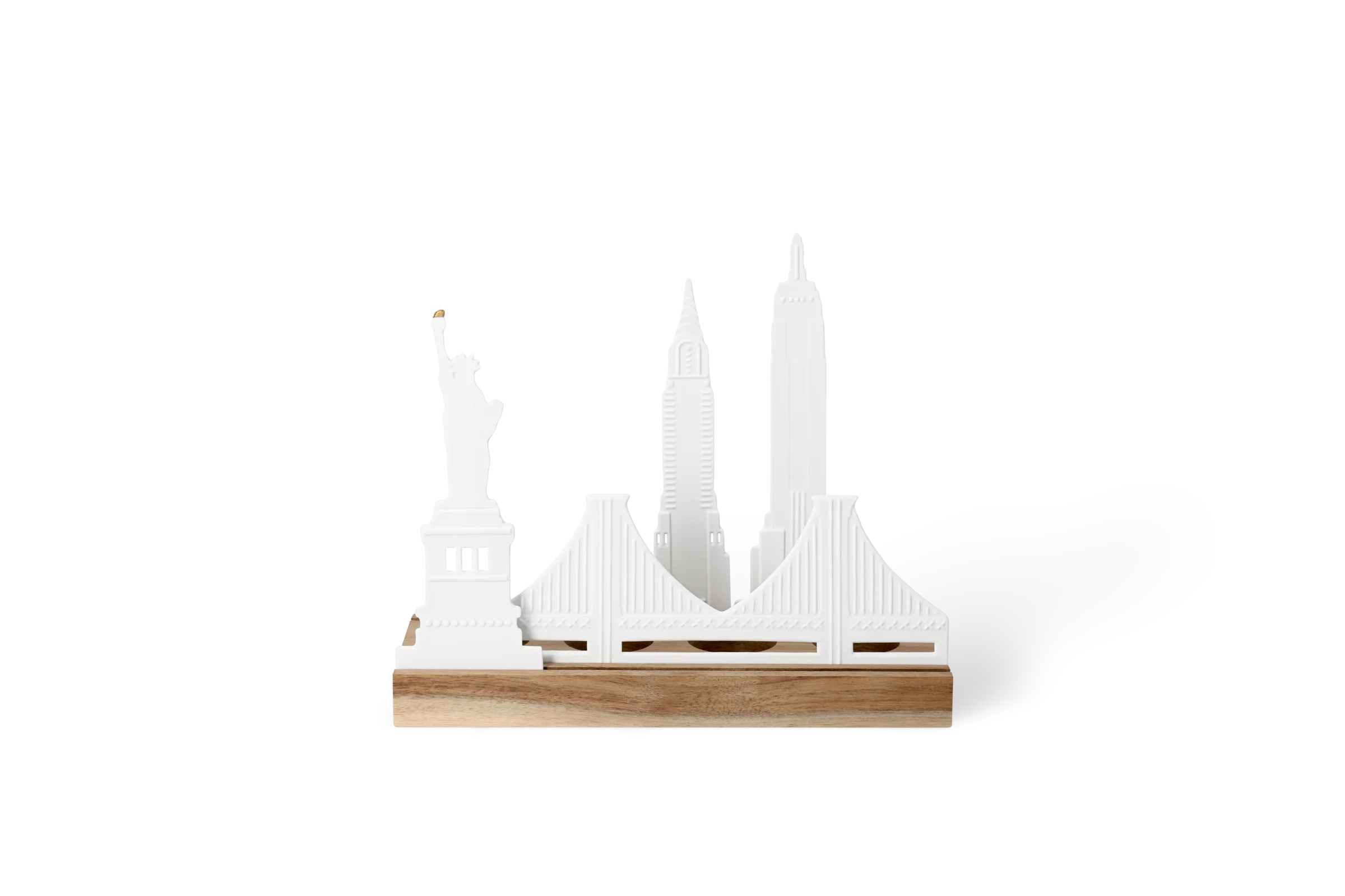 Lichtszene New York Lichtszene Stadtsilhouette New York aus weißem Porzellan mit Freiheitsstatue, Brücke und Holzsockel in der Vorderansicht.
