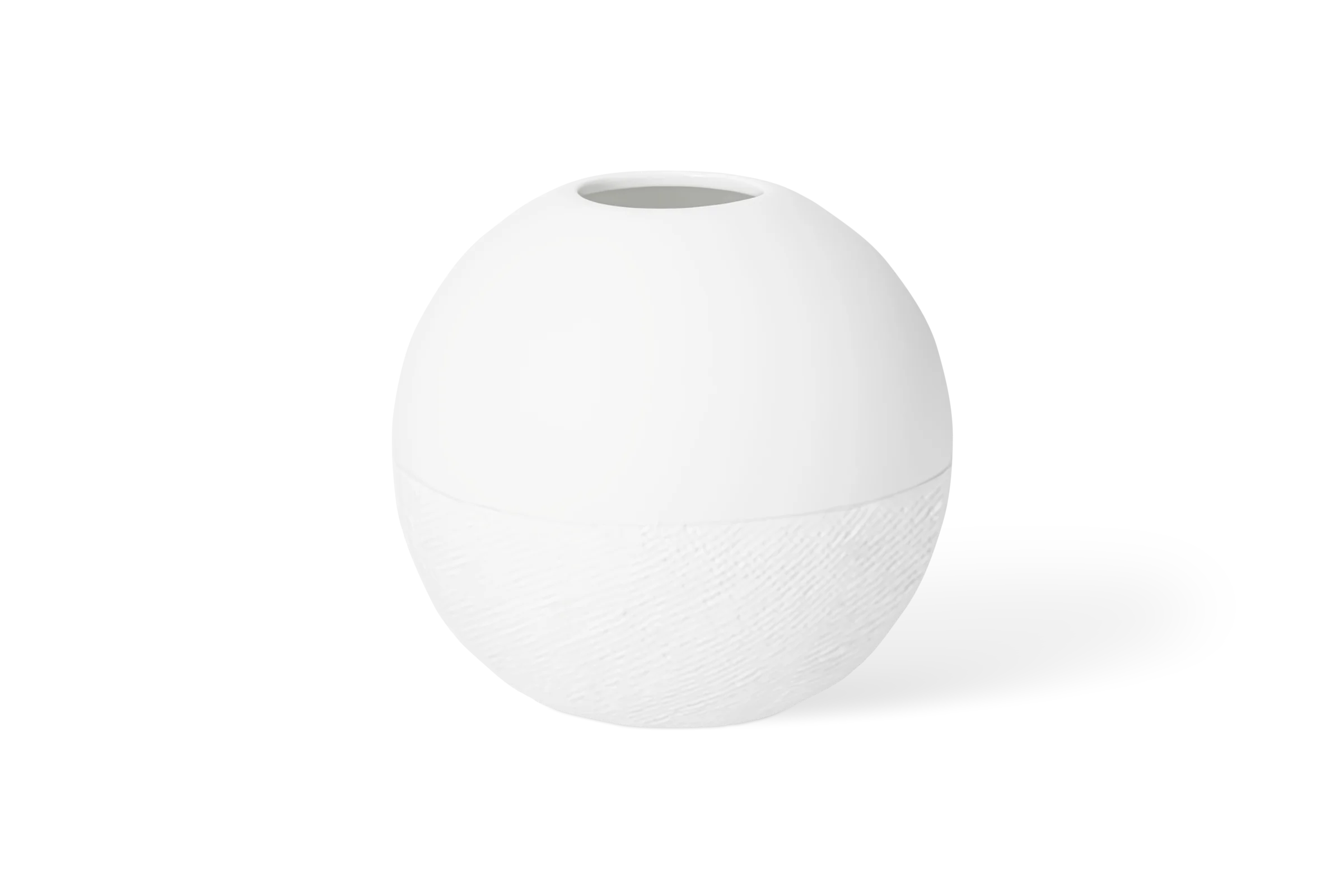 Vase Formsprache Ruhepunkt Weiße kugelförmige Vase Formgefühl mit glatter Oberfläche und strukturiertem Tiefrelief im unteren Bereich, in der Rückansicht.