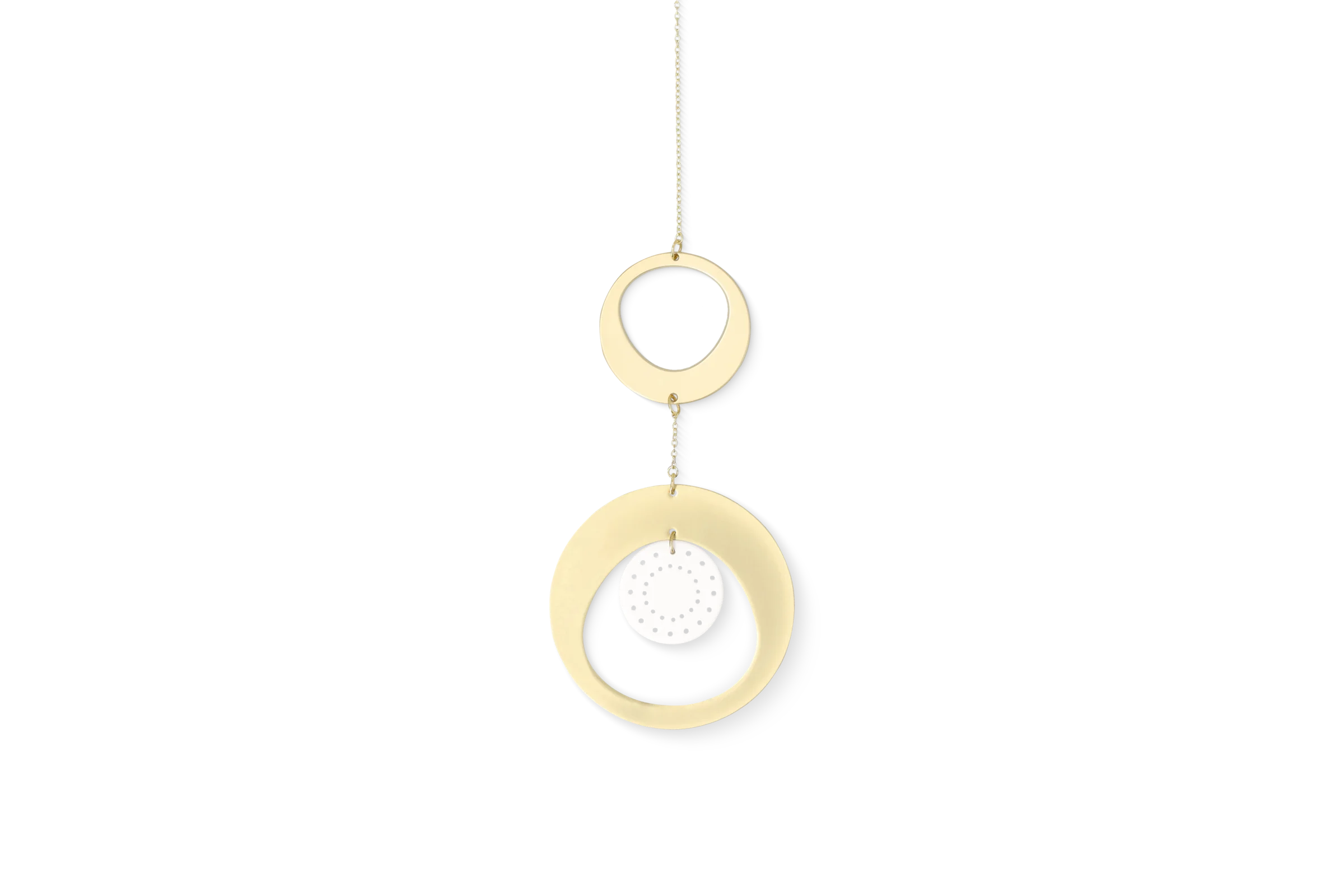 Ornament Sonnentanz Anhänger Sonnentanz mit zwei goldfarbenen Ringen und weißer, schwarz gepunkteter Scheibe in der Vorderansicht.