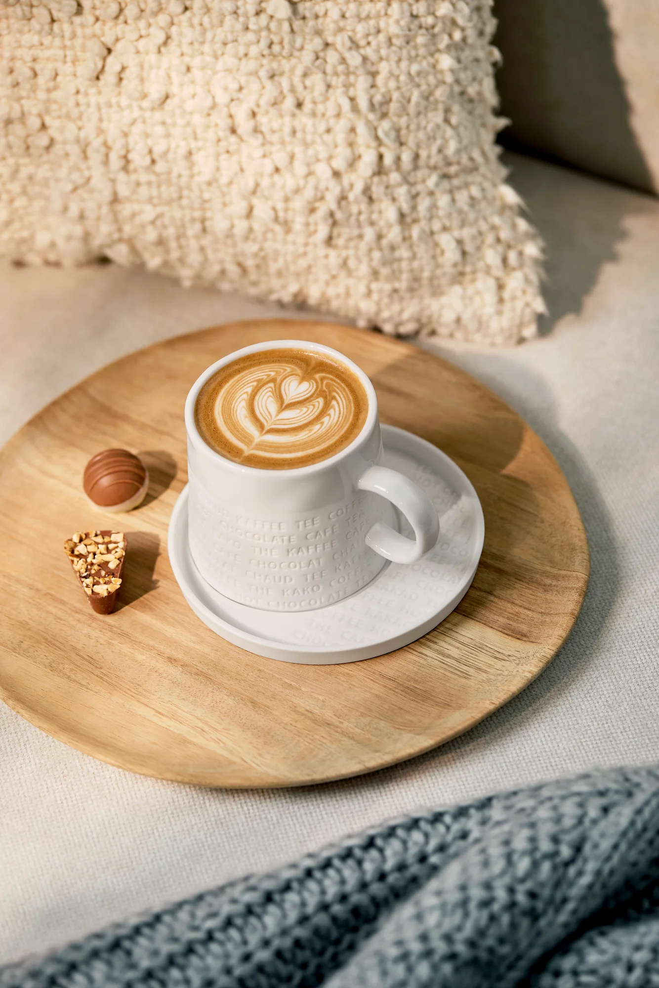 Tasse mit Untertasse Raumpoesie Frühstück