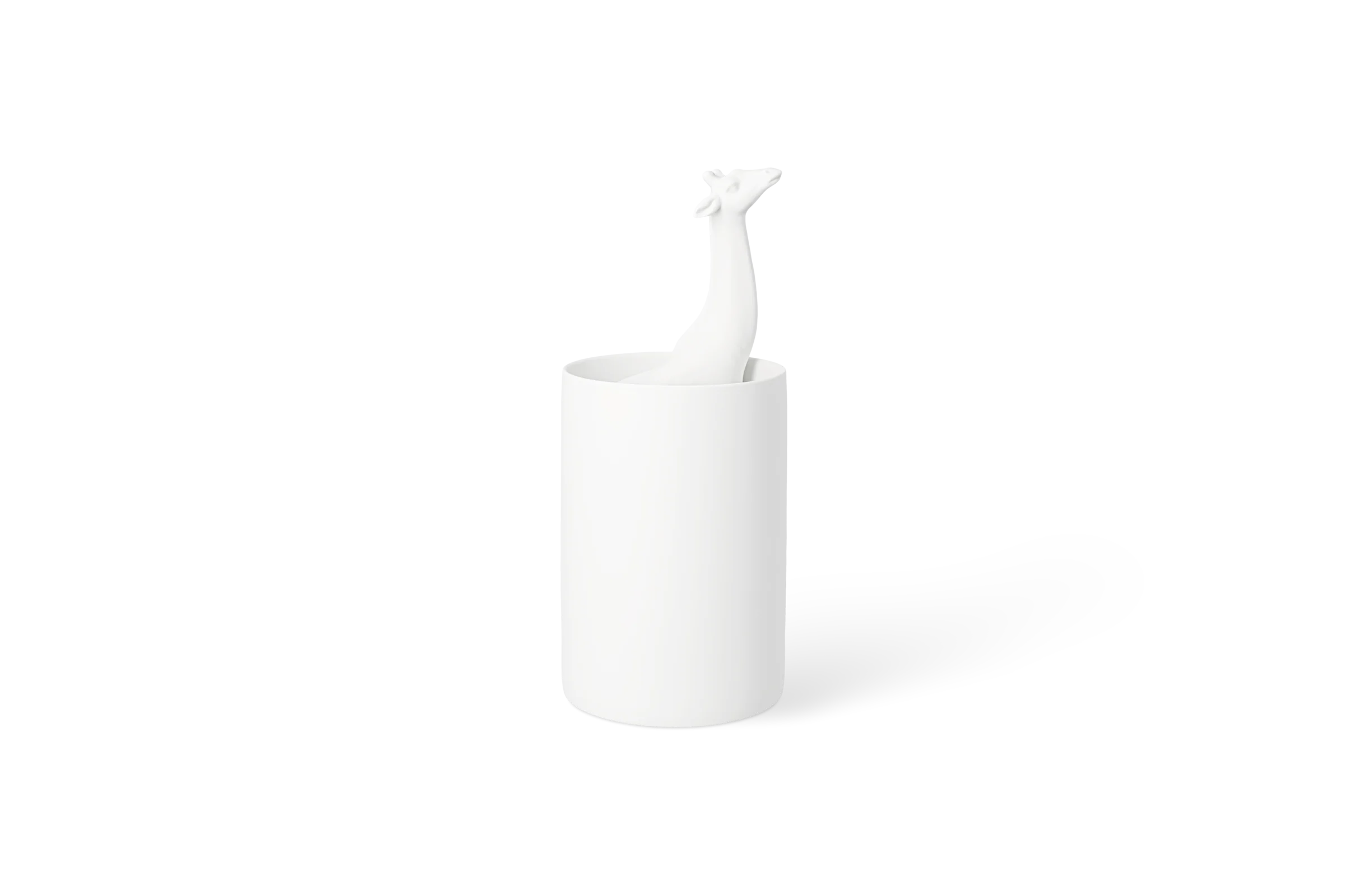 Weiße Porzellanvase mit herausragendem Giraffenkopf in der Rückansicht.