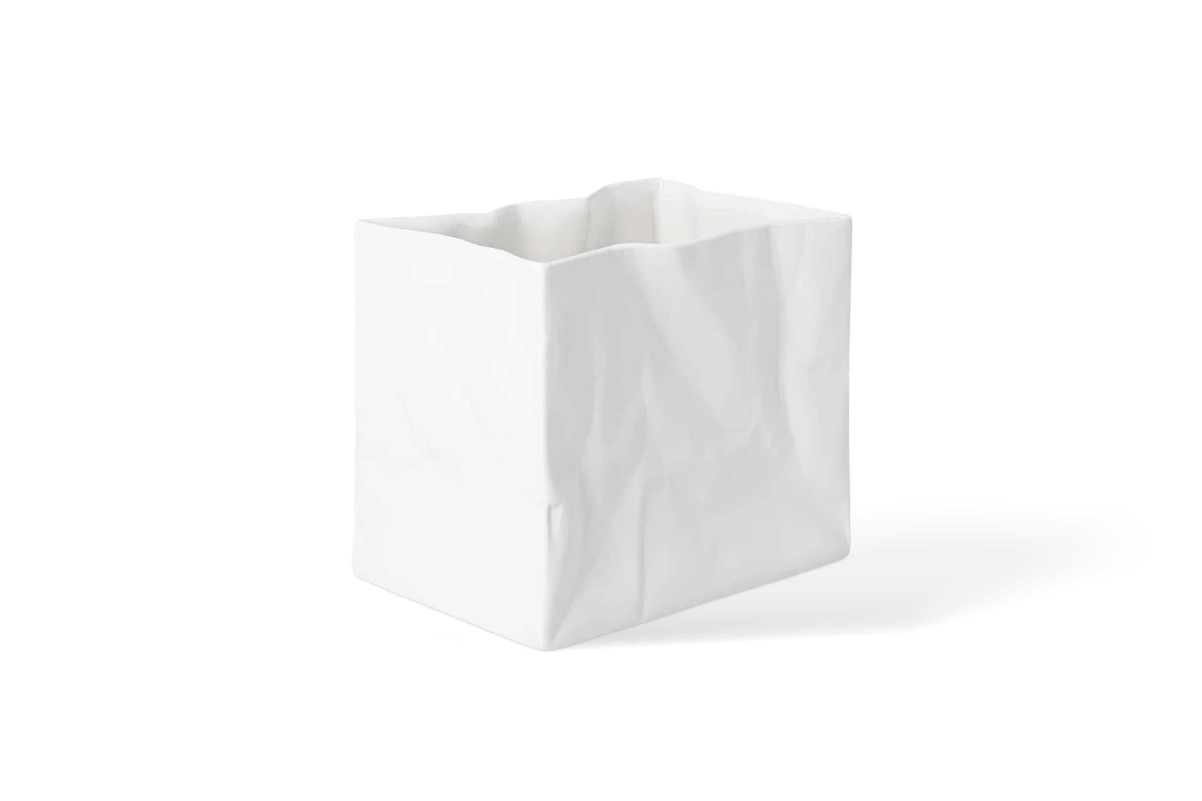 Weiße Vase Formgefühl mit unregelmäßig gewelltem Rand und plastisch geformter Oberfläche in der hinteren Linksansicht.