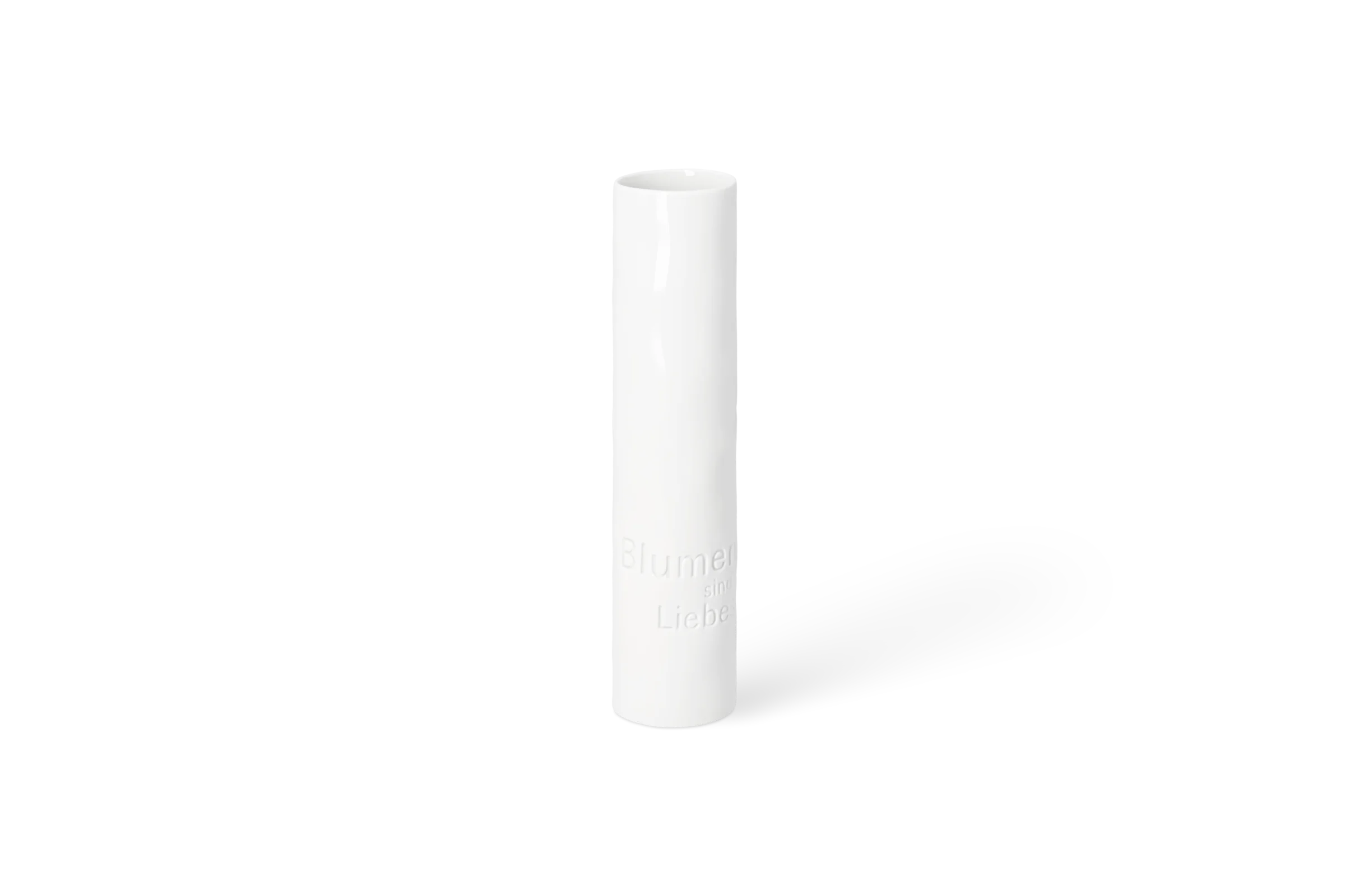 Vase Raumpoesie Mittel Schmale weiße Porzellanvase mit tiefgeprägtem Schriftzug Blumen sind Liebe in der Vorderansicht.