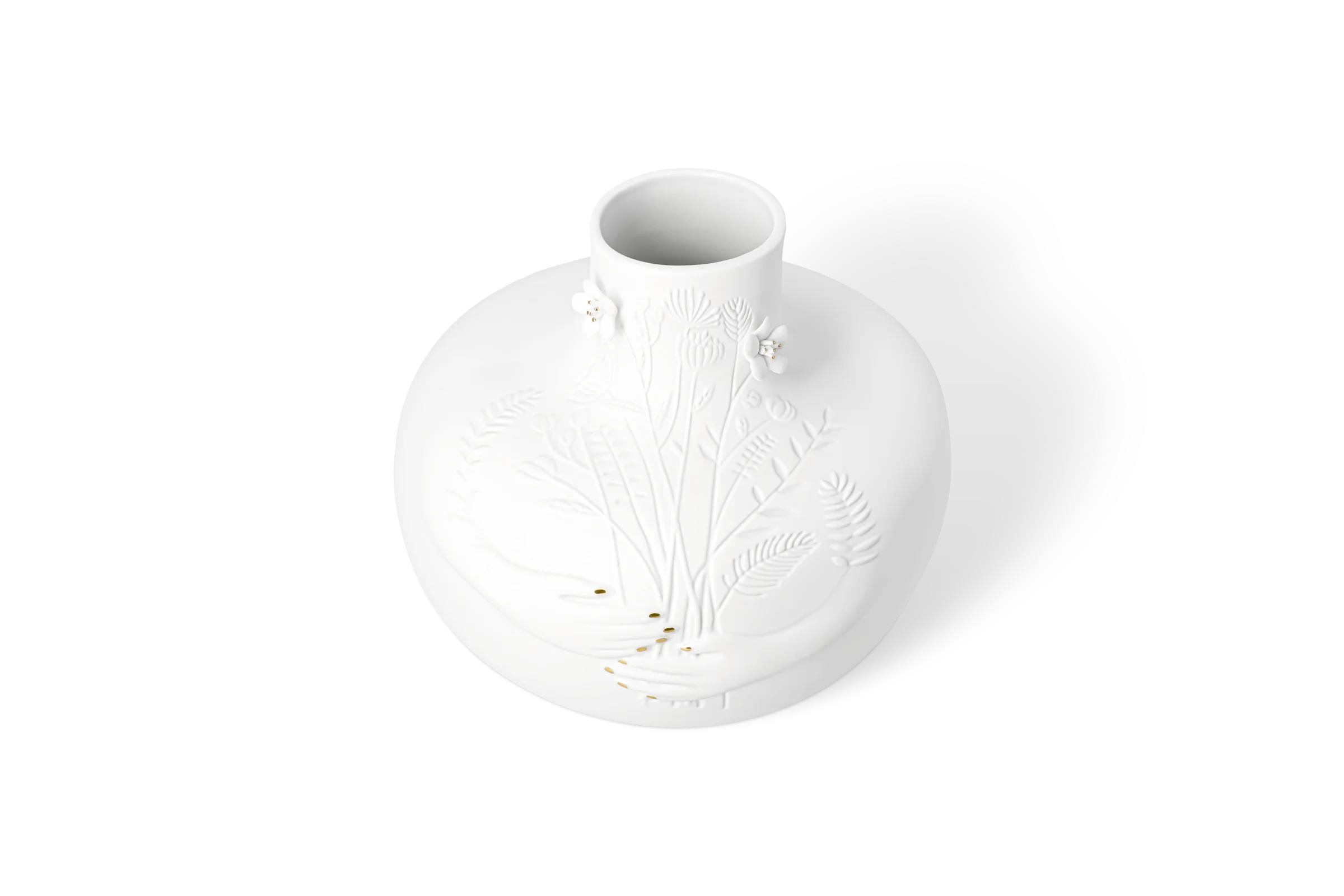 Weiße Porzellanvase mit erhabenem Blumenrelief und goldenen Akzenten in der vorderen Linksansicht mit Neigung.