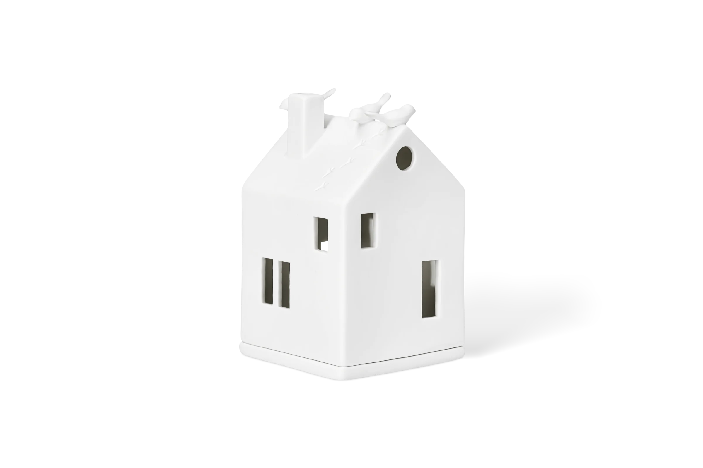 Lichthaus Vogelhaus Weißes Lichthaus mit Schornstein, Fensterausschnitten und drei Vögeln auf dem Dach in der vorderen Linksansicht.