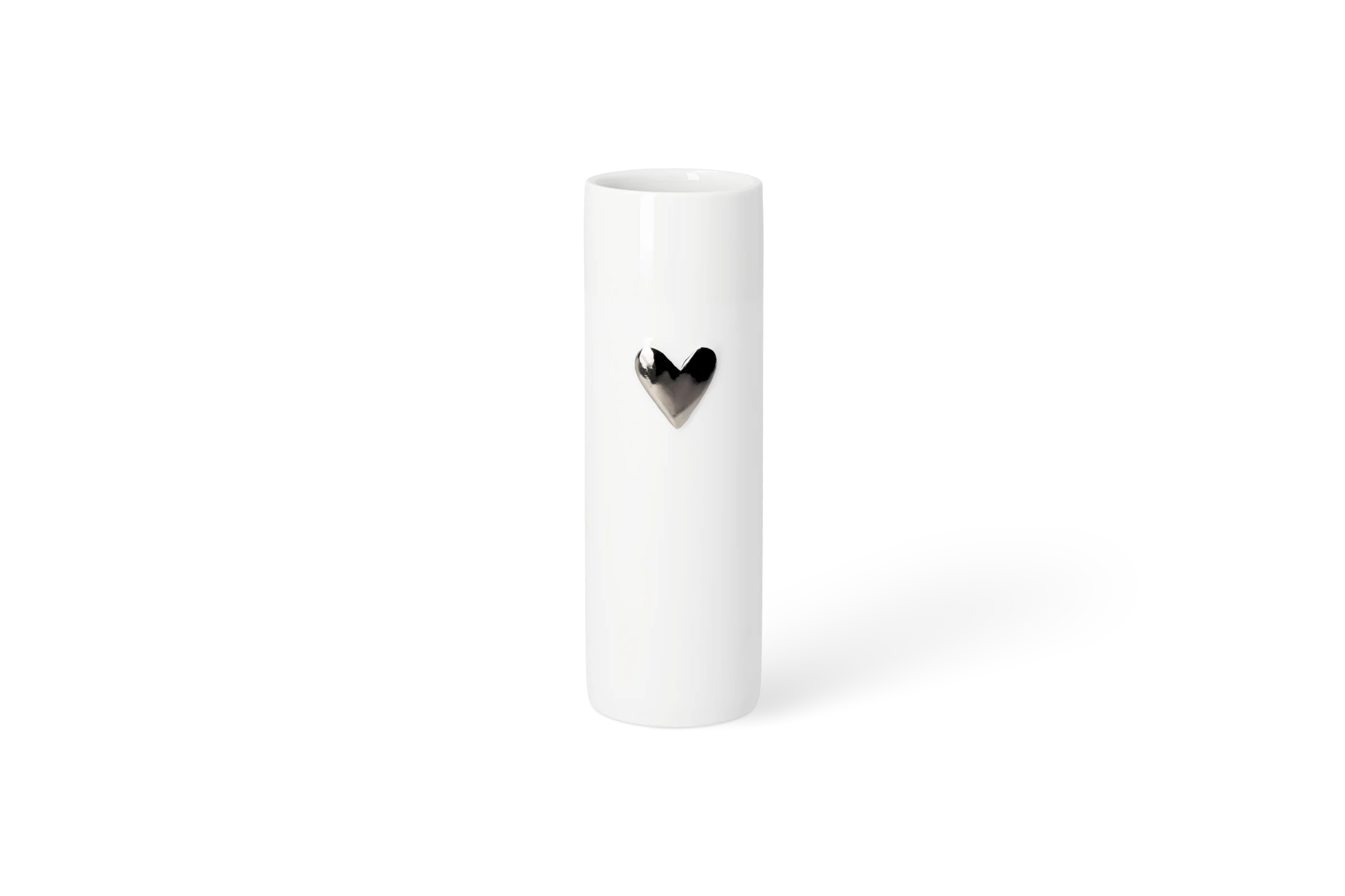 Vase Herz Silber Weiße Porzellanvase Herzgeschichten mit glänzendem silberfarbenem Herz auf der Vorderseite, in der Vorderansicht.