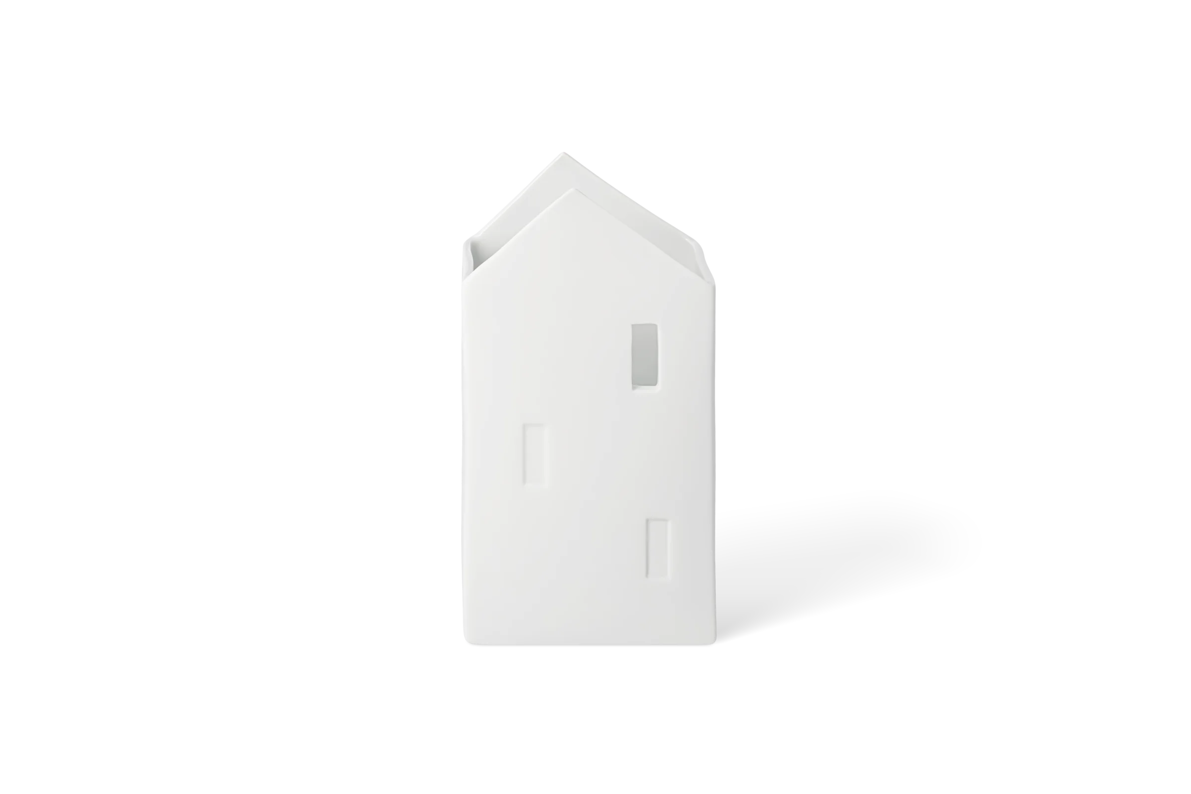 Haus der schönen Dinge Scheune Weißer Behälter Stadtgeflüster in Form eines Hauses mit drei ausgesparten Fenstern, in der Rückansicht.