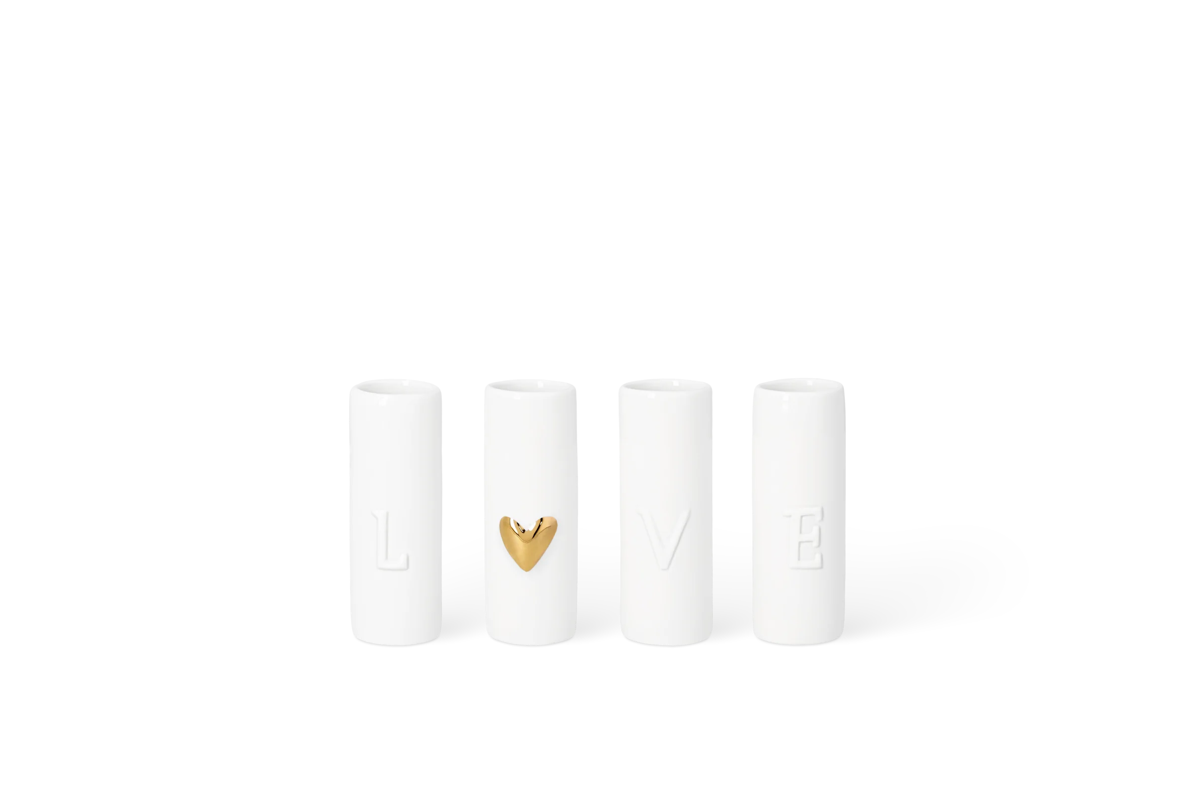 Minivasen Love - 4er Set Vier weiße Minivasen mit eingeprägten Buchstaben und goldenem Herz als Wort Liebe in der Vorderansicht.