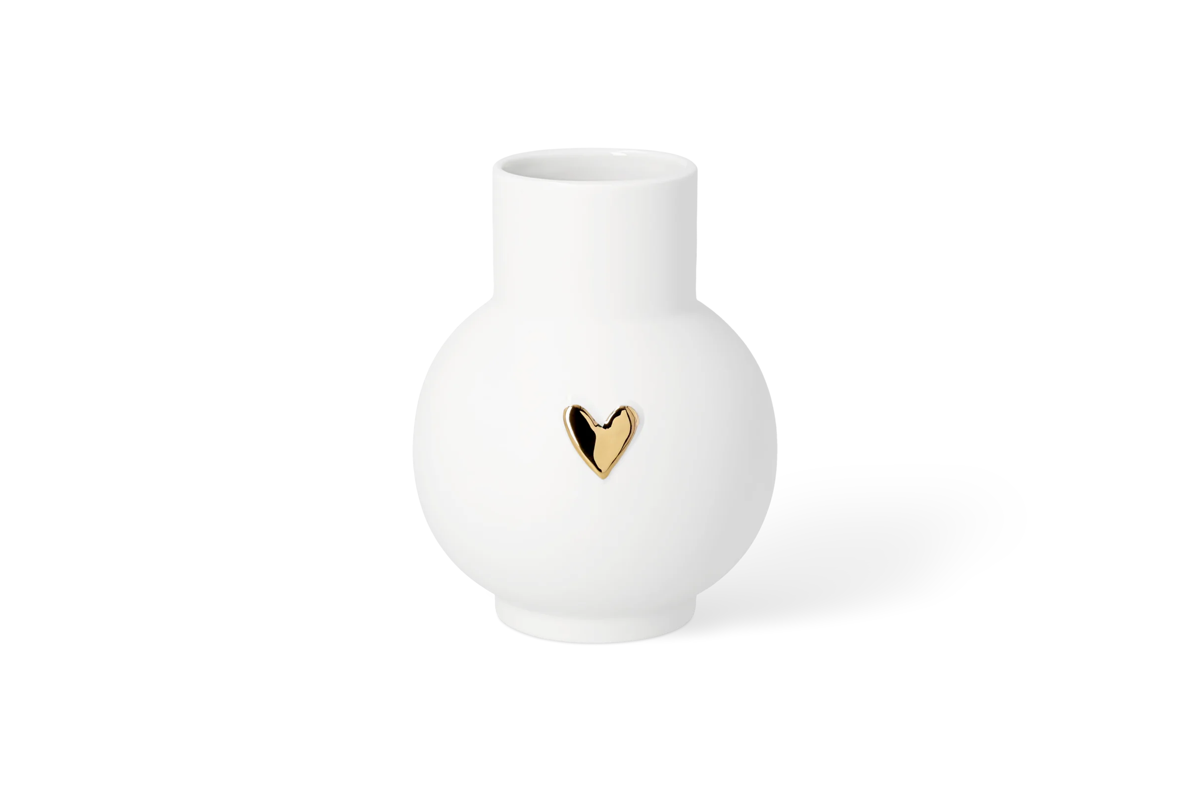 Vase Kugel Herz Gold Weiße Porzellanvase mit rundem Korpus und erhabenem goldfarbenem Herz in der Vorderansicht.