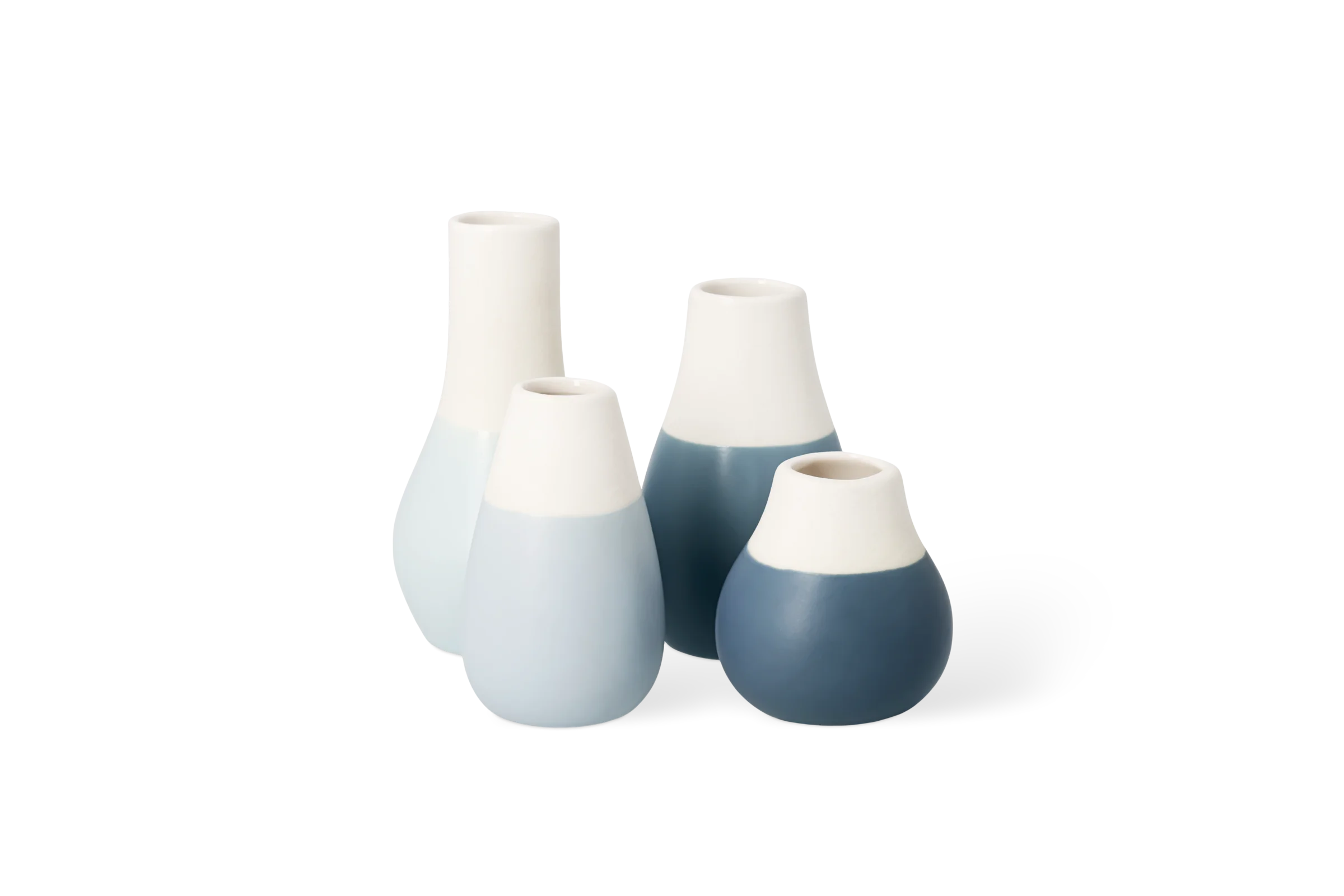 Minivasen Pastell Blau - 4er Set Vier Minivasen der Serie Blütezeit in Weiß und Blau mit unterschiedlich geformten Öffnungen in der Vorderansicht Nummer 2.