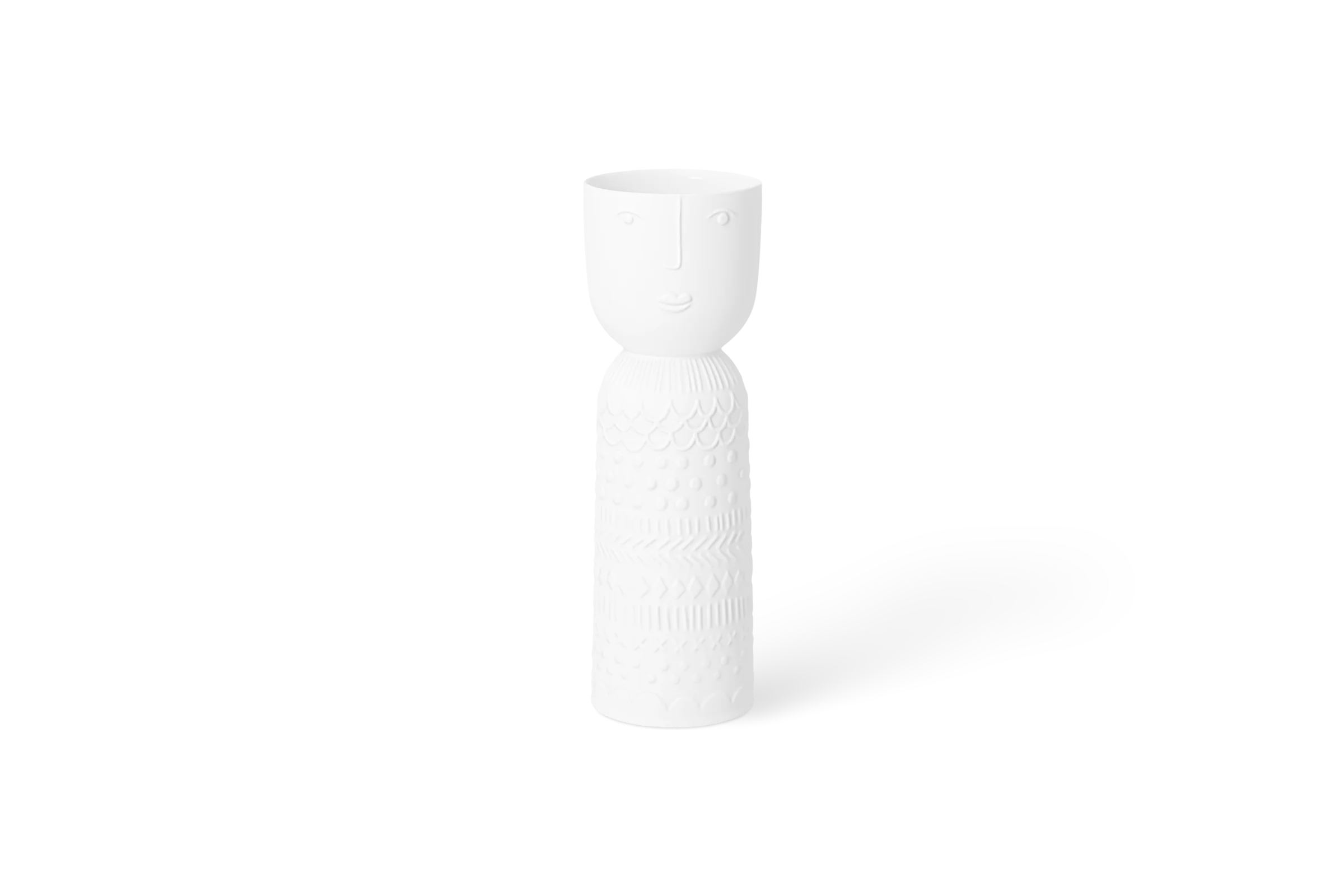 Vase Naturgestalt Lucia Weiße Porzellanvase mit Gesicht und erhabenen Mustern am schlanken Körper in der Vorderansicht.