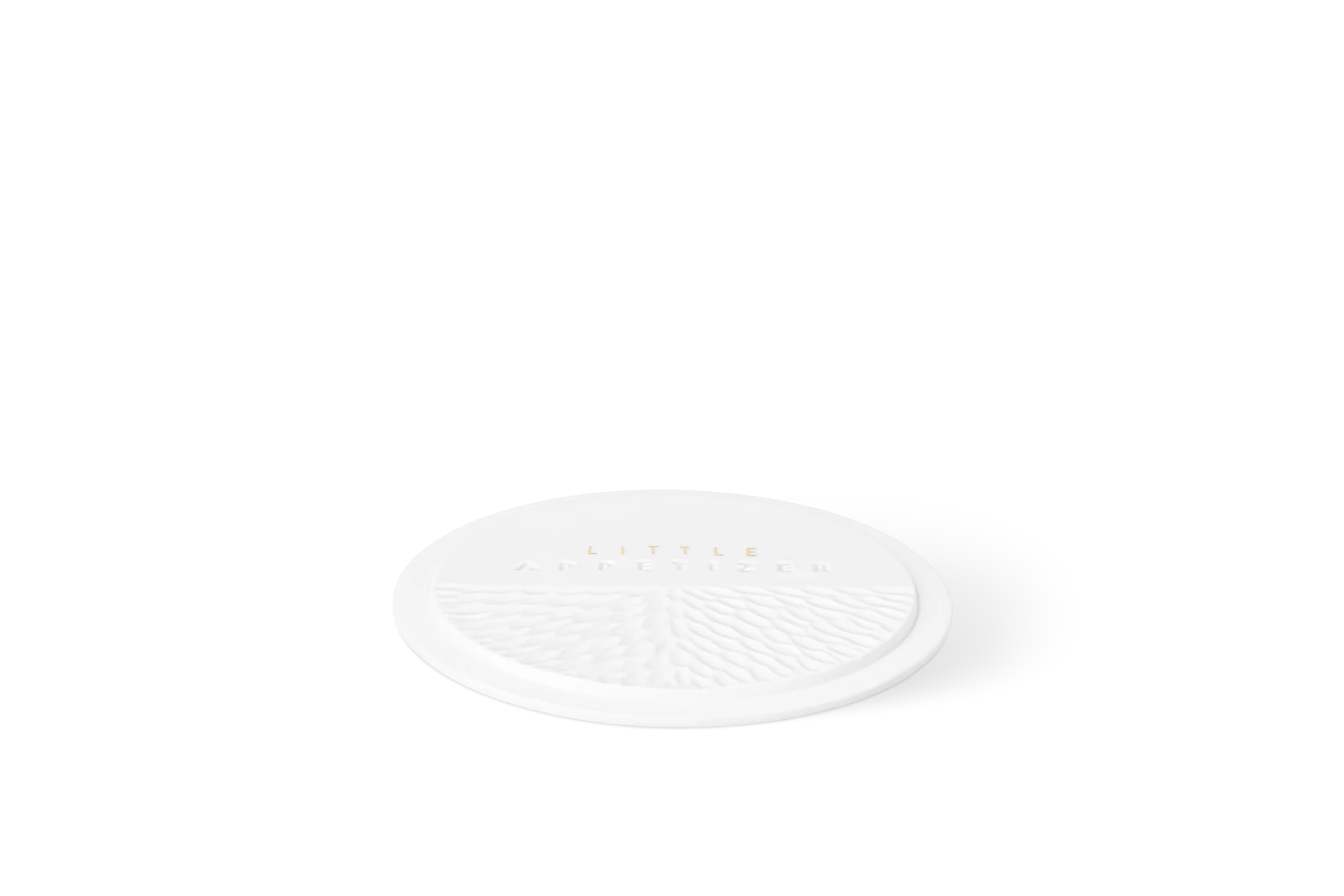 Weißes rundes Servierbrettchen mit erhabenem Flügelrelief und goldenem Schriftzug, LITTLE APPETIZER, in der Teileansicht.