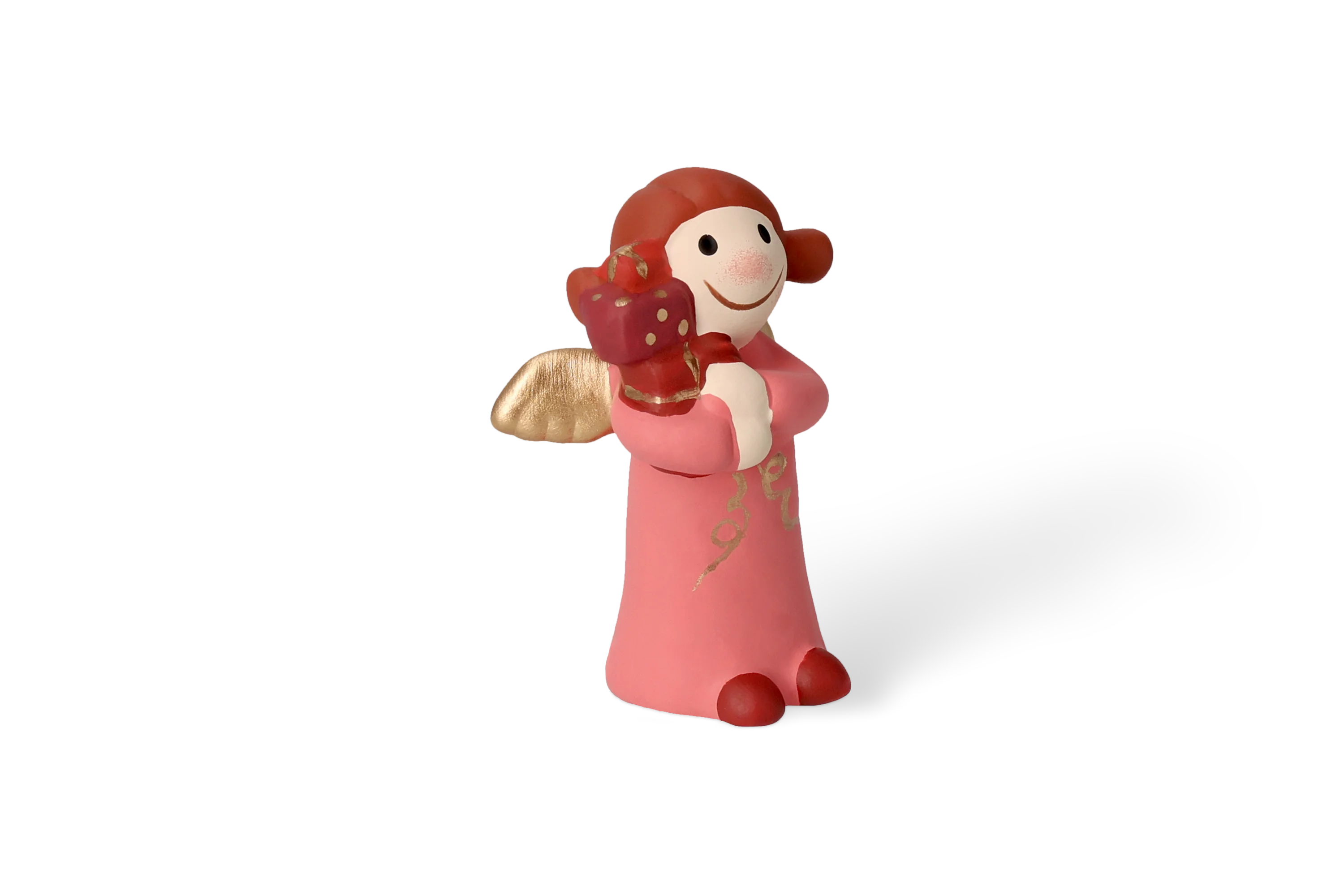 Vordere Linksansicht Dekofigur Himmlische Schwester mit goldenen Fluegeln im rosa Kleid haelt Geschenkpakete in rotgoldener Verpackung