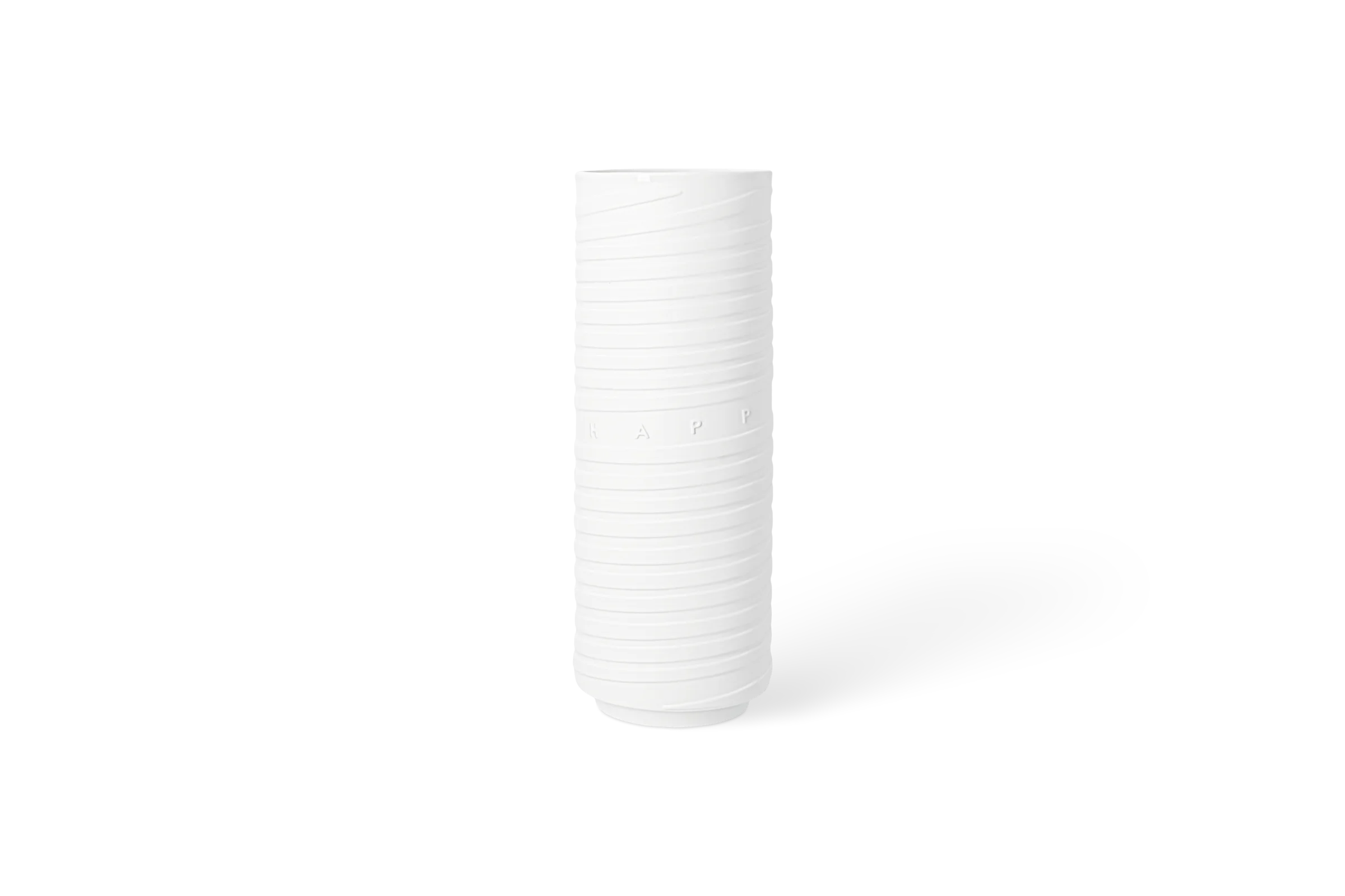 Weiße Porzellanvase Formgefühl mit umlaufenden horizontalen Rillen und eingeprägtem Schriftzug Happy in der Vorderansicht.