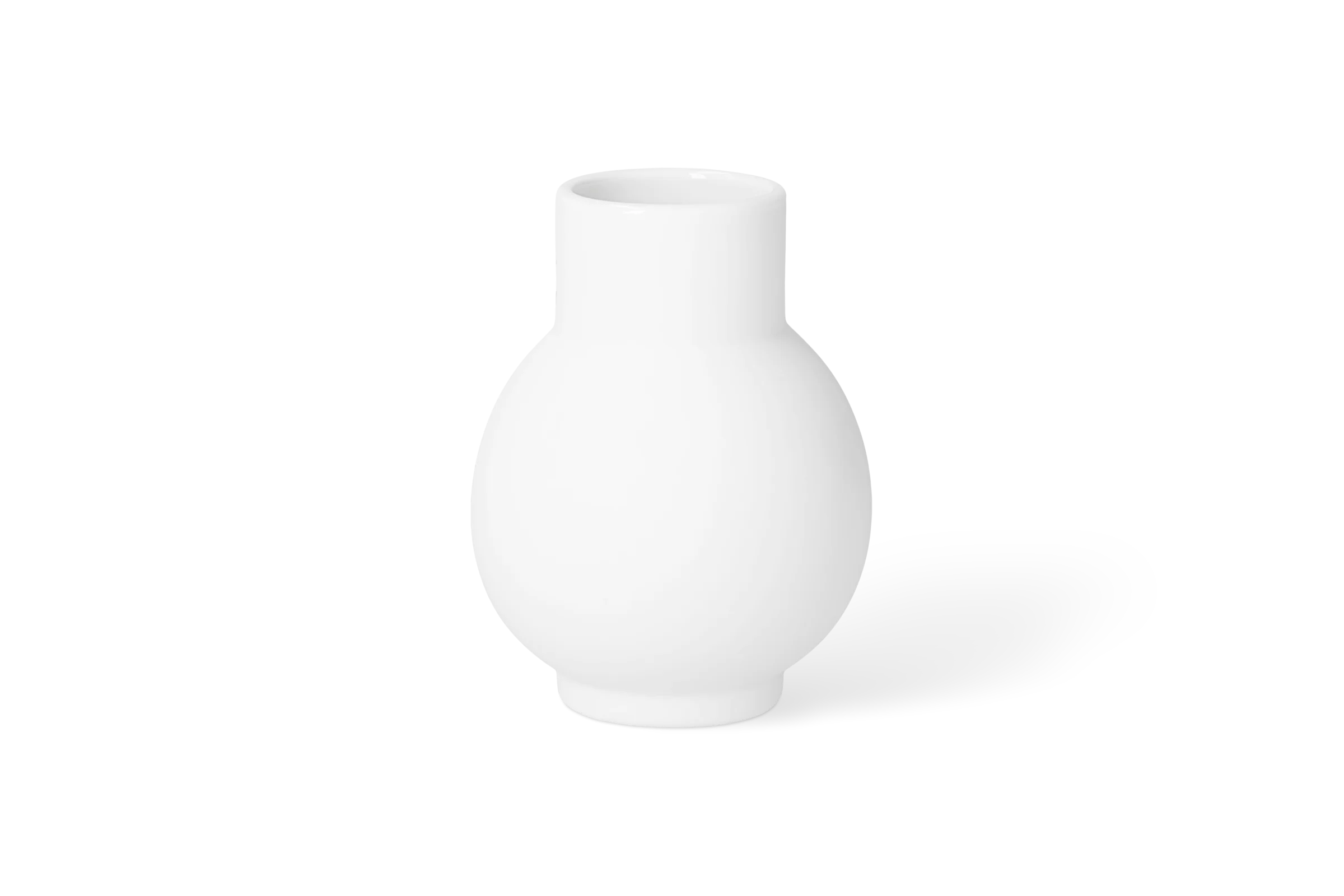 Weiße Minivase Herzgeschichten mit bauchiger Form und schmalem Hals in der Rückansicht.