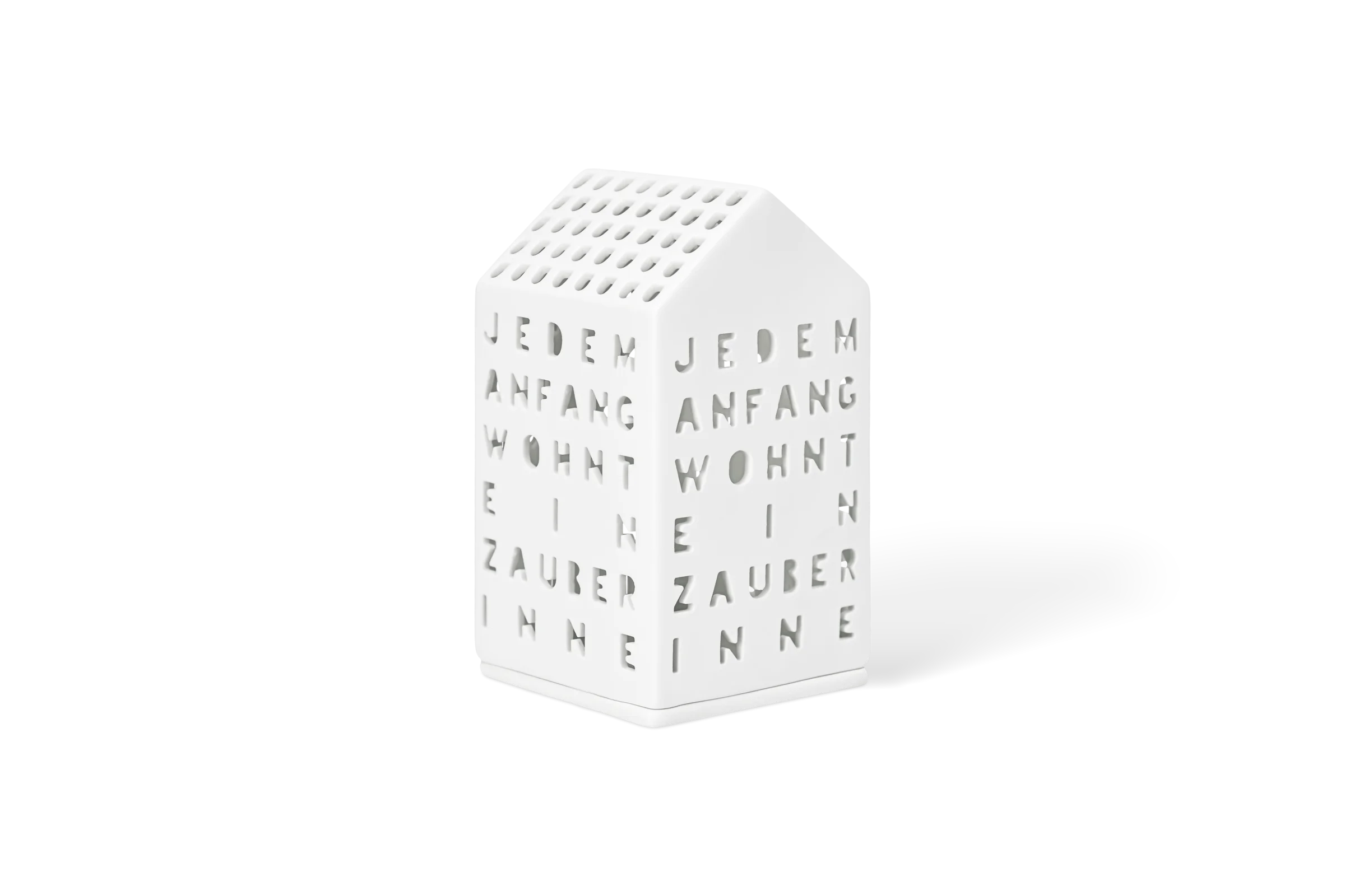 Lichthaus Jedem Anfang wohnt ein Zauber inne Weißes Lichthaus mit durchbrochenem Spruch Jedem Anfang wohnt ein Zauber inne und perforiertem Dach in der vorderen Linksansicht.