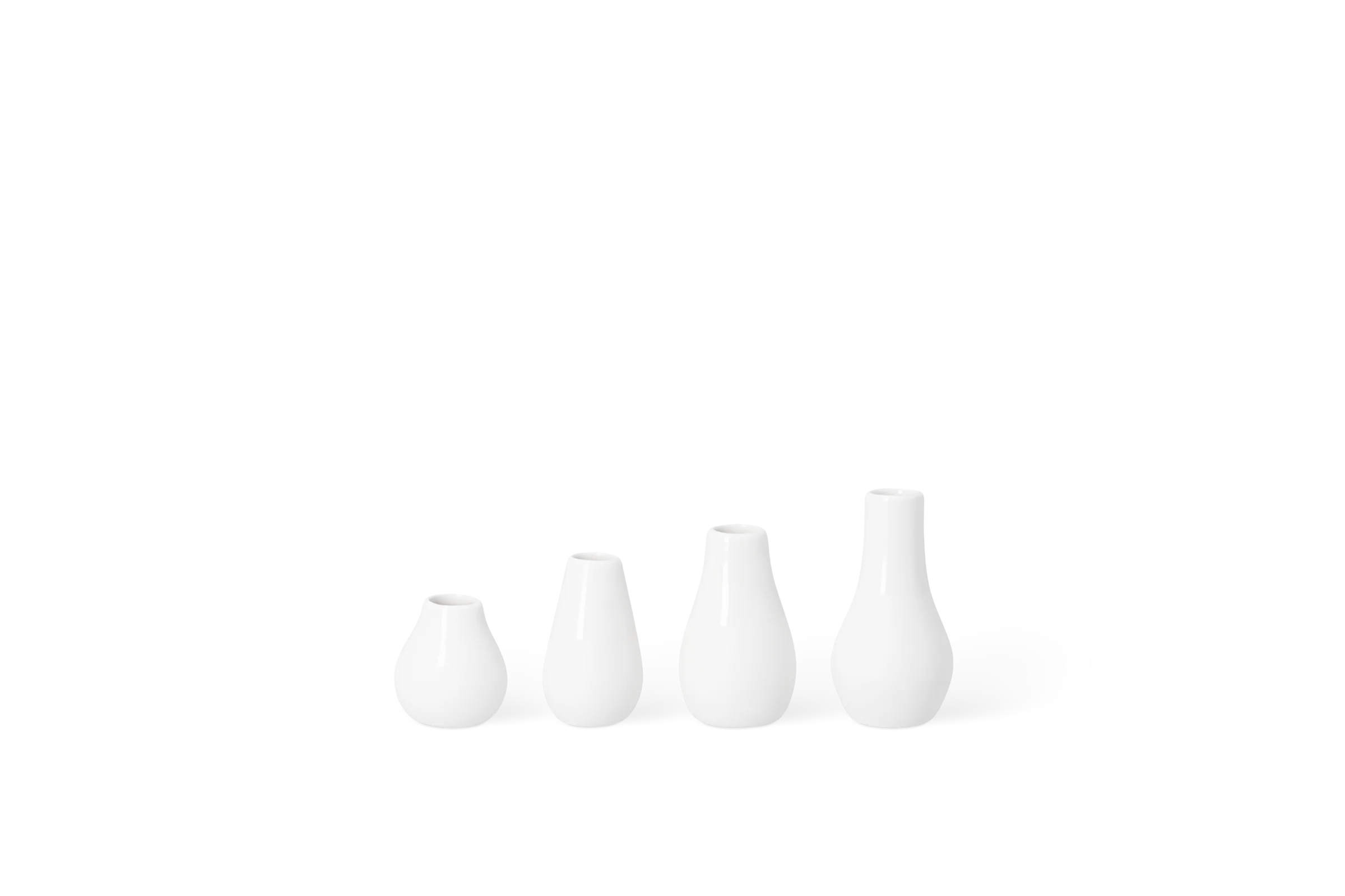Minivasen Weiß - 4er Set Set aus vier weißen Porzellan-Minivasen in unterschiedlichen bauchigen Formen, in der Vorderansicht.