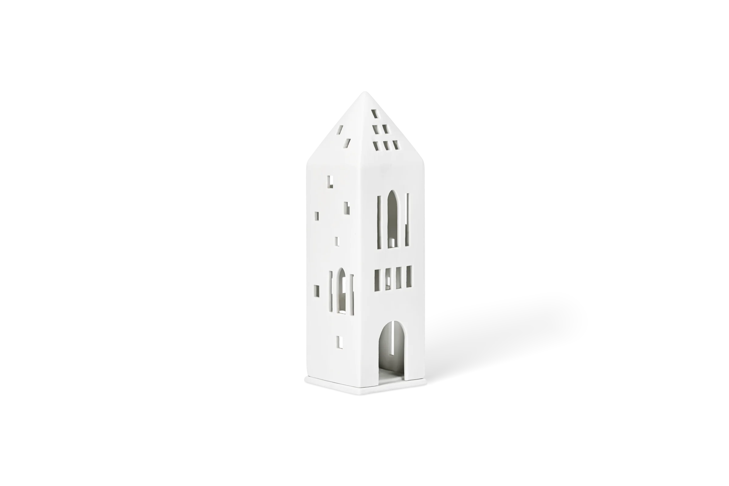 Lichthaus Turm Weißes Lichthaus aus Porzellan mit ausgeschnittenen Fenstern, Türbogen und Spitzdach in der vorderen Linksansicht.