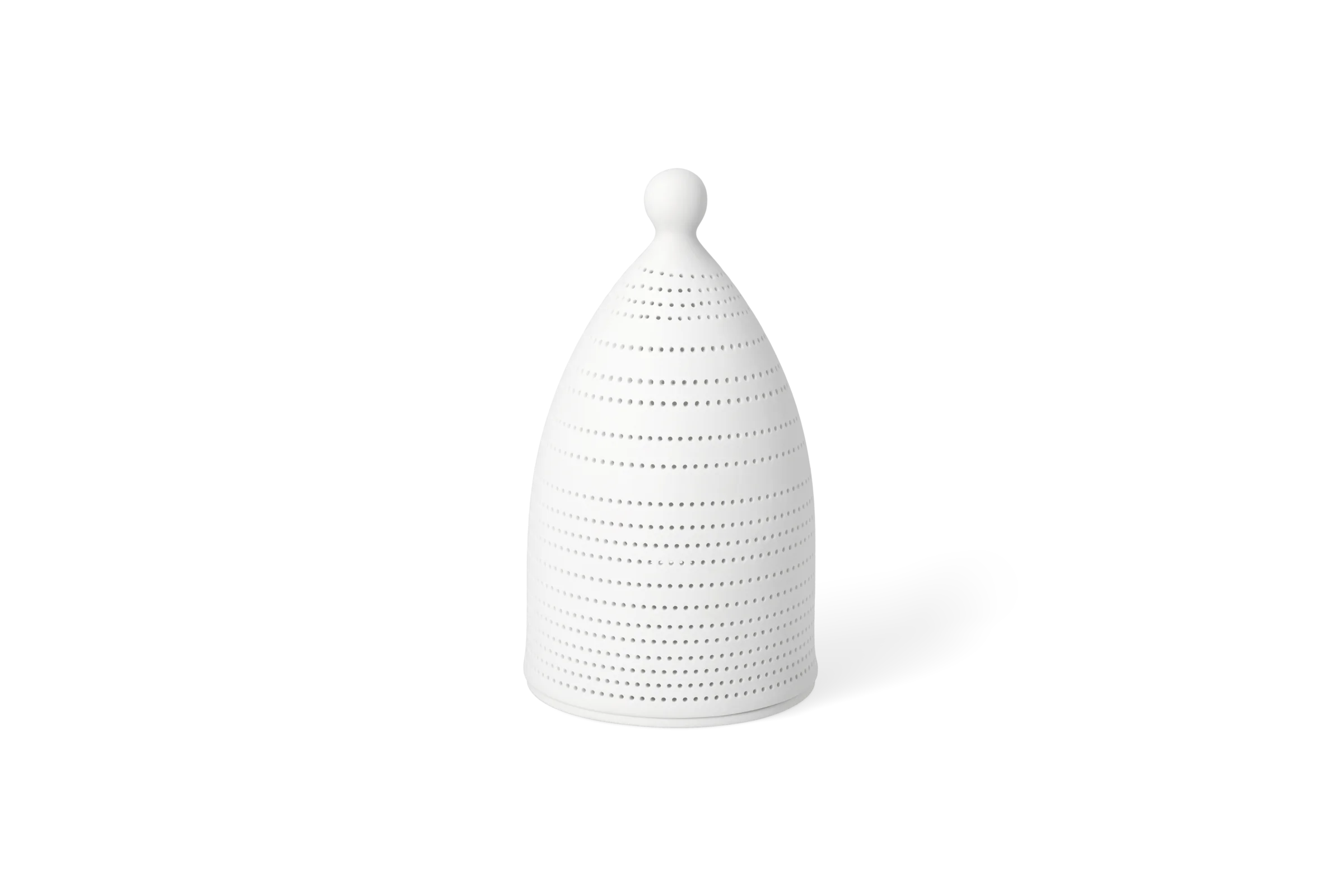 Windlicht Engel Design 1 Weißes Porzellanwindlicht Engel mit punktförmigen Durchbrüchen und kugelförmigem Kopf in der Vorderansicht.