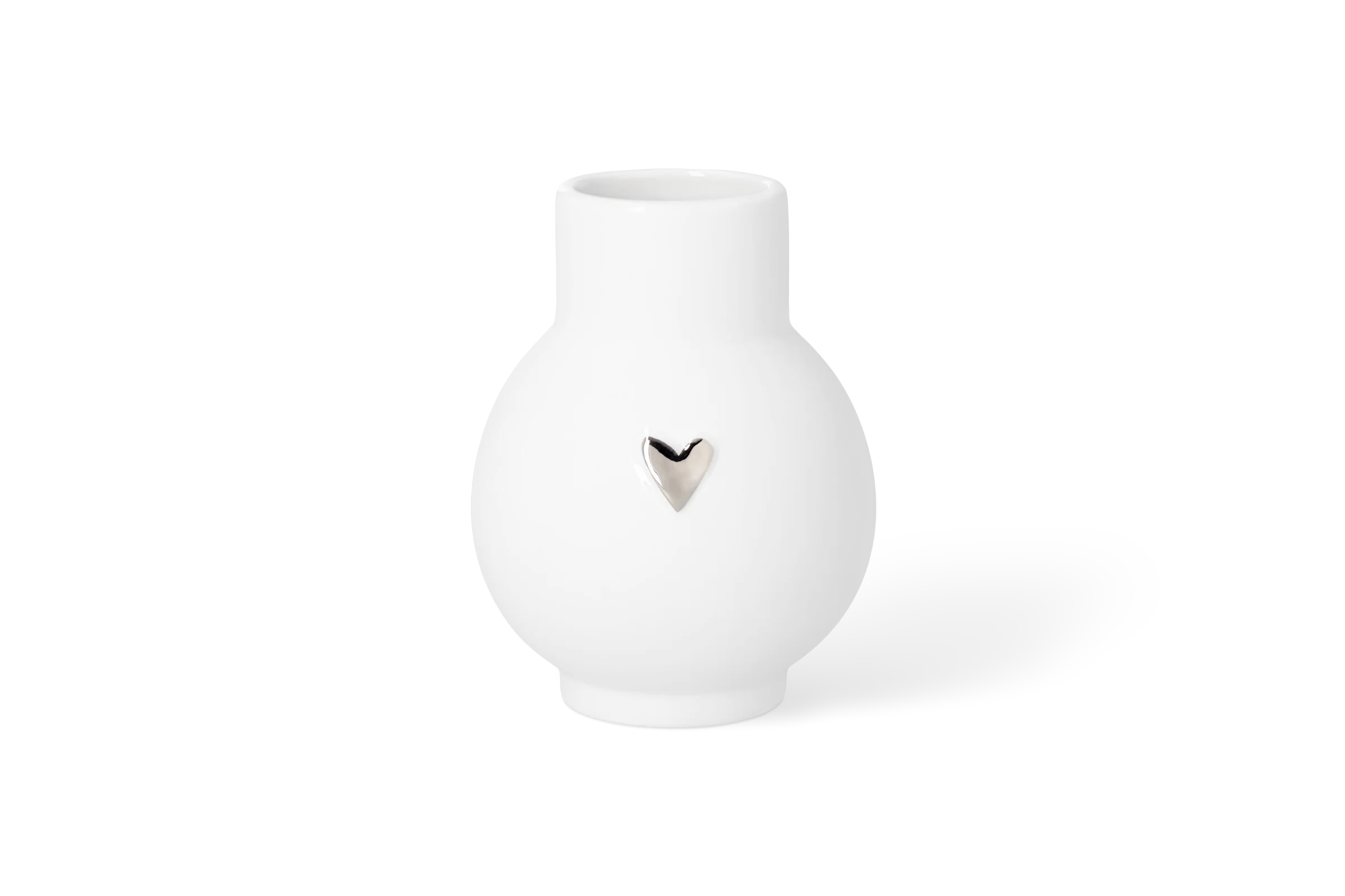 Minivase Kugel Herz Silber Weiße Minivase Herzgeschichten mit kugeliger Form und silberfarbenem Herz in der Vorderansicht.