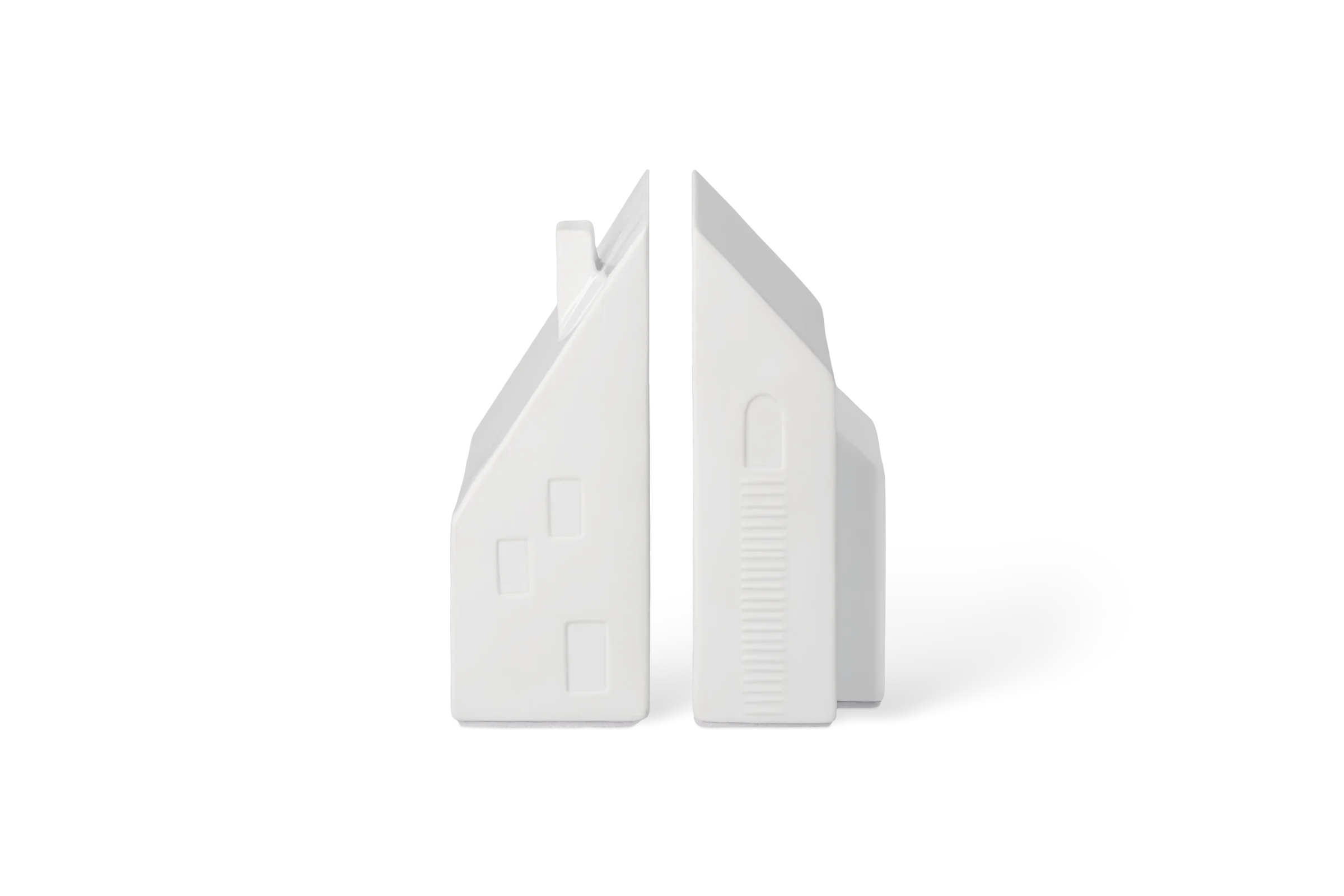 Weiße Buchstützen Doppelhaushälften in Hausform mit tiefgeprägten Fenstern, Tür und Schornstein in der Vorderansicht.
