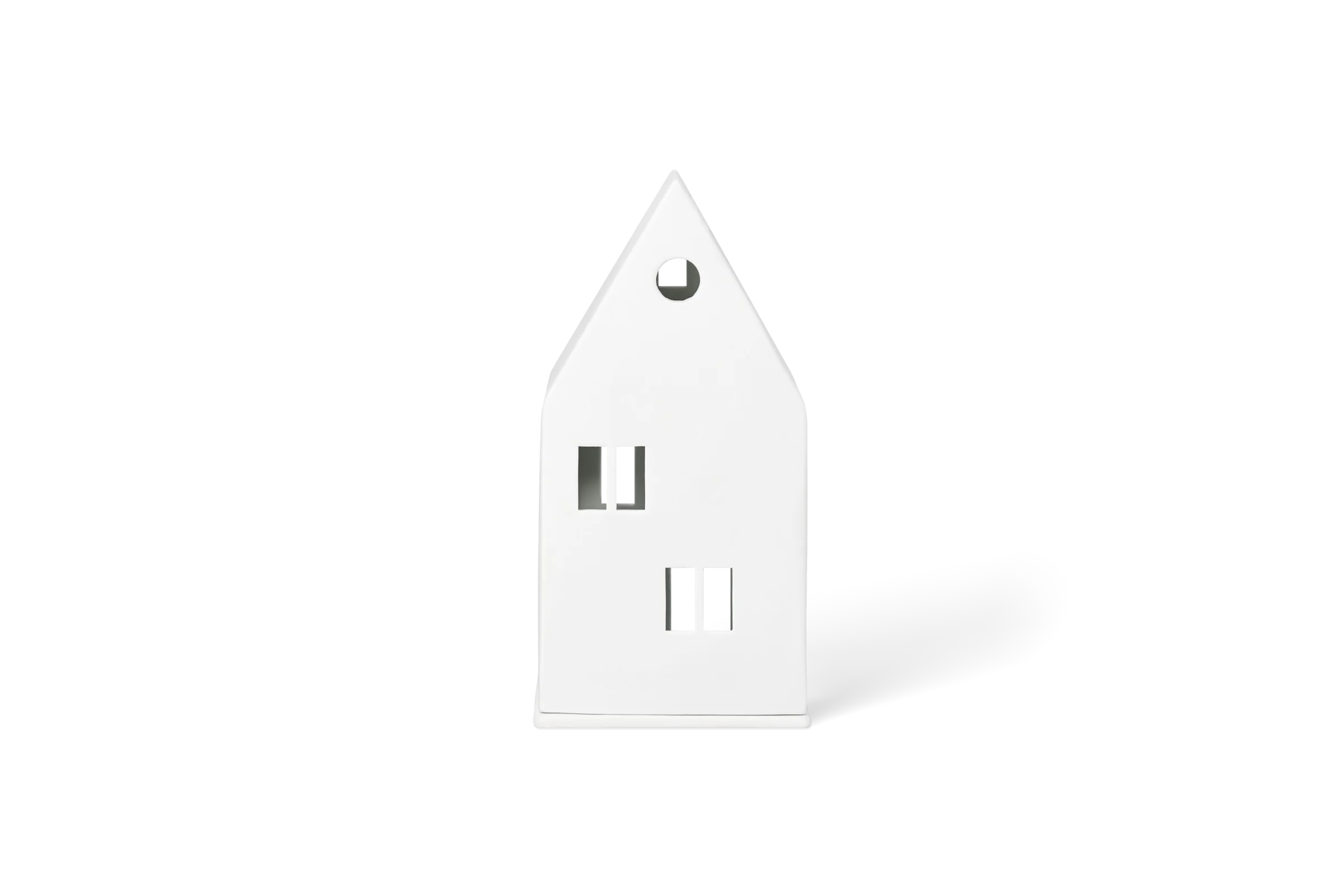 Weißes Lichthaus aus Porzellan mit vier rechteckigen Fenstern und runder Öffnung im Giebel, in der Rückansicht.