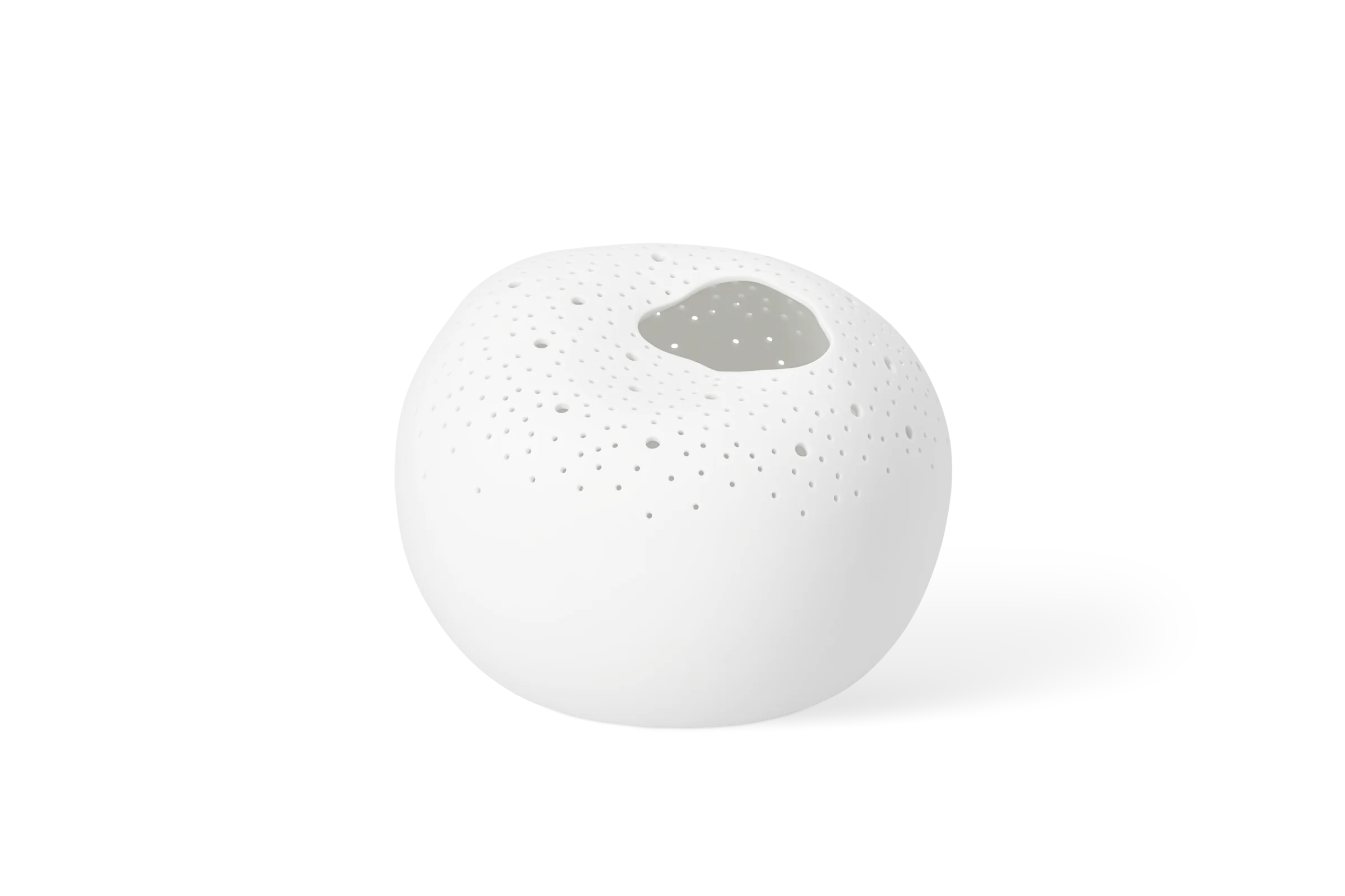 Vase Wunderwelt Objekt Weiße kugelförmige Vase mit unregelmäßig angeordneten Durchbrüchen und breiter Öffnung in der Vorderansicht.