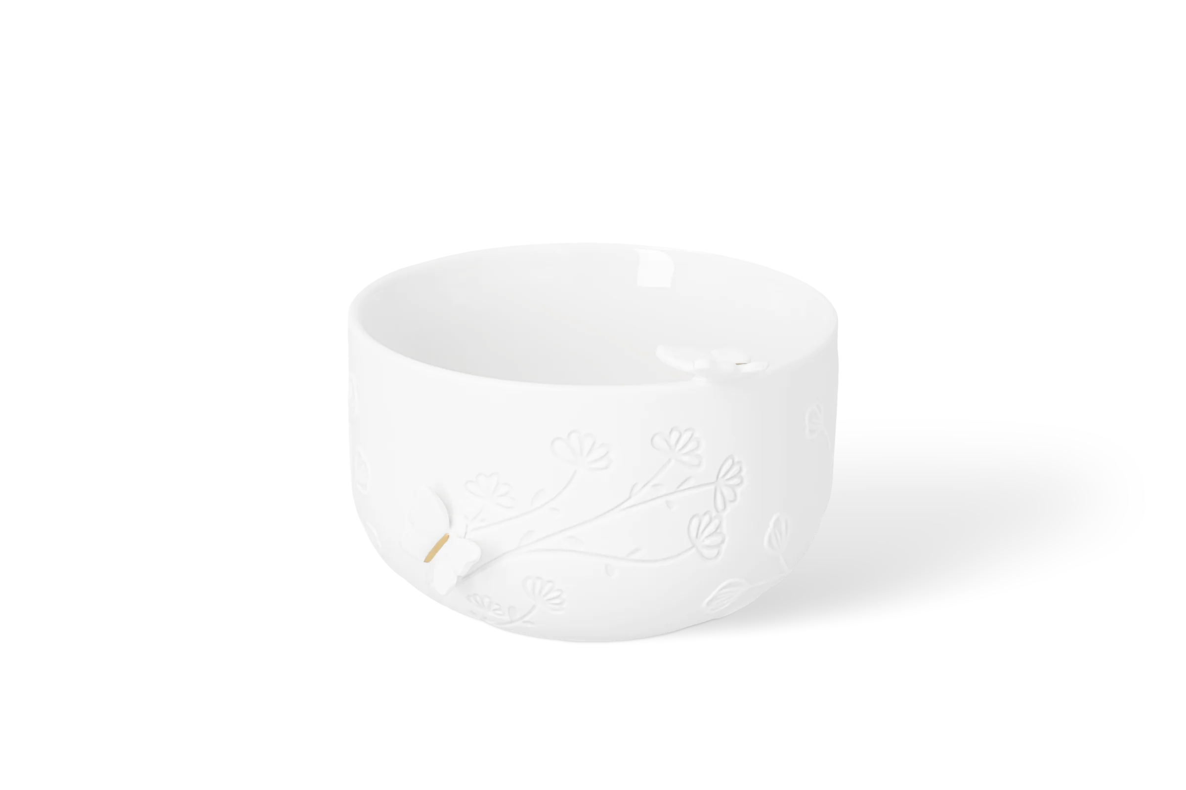 Schale Schmetterling Klein Weiße Porzellanschale mit hohem und tiefen Blumenrelief und kleinem Schmetterling mit goldenem Detail in der Vorderansicht.