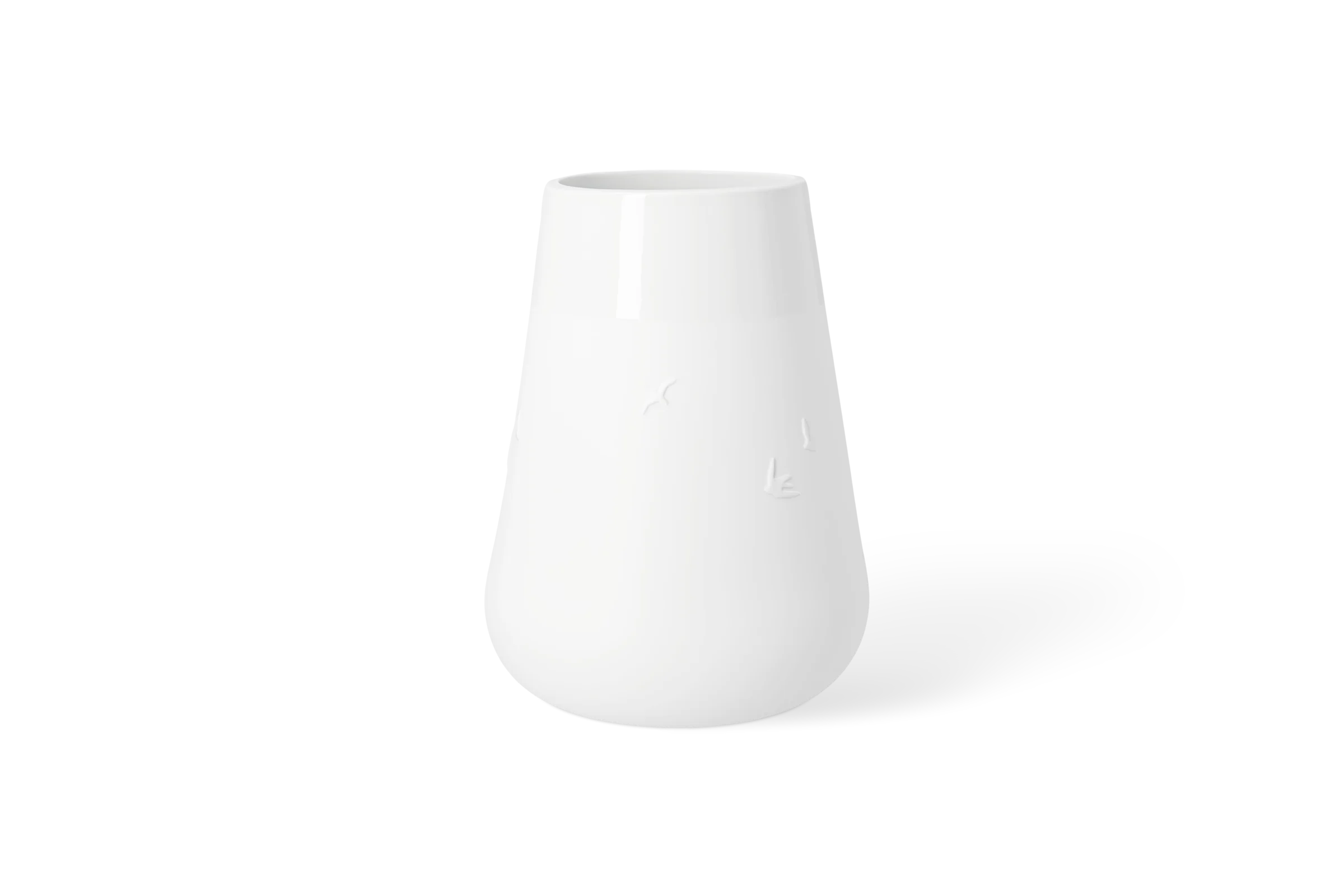 Vase Poesie Meer Weiße Porzellanvase mit eingeprägten Möwen und Segelbooten in der vorderen Linksansicht.