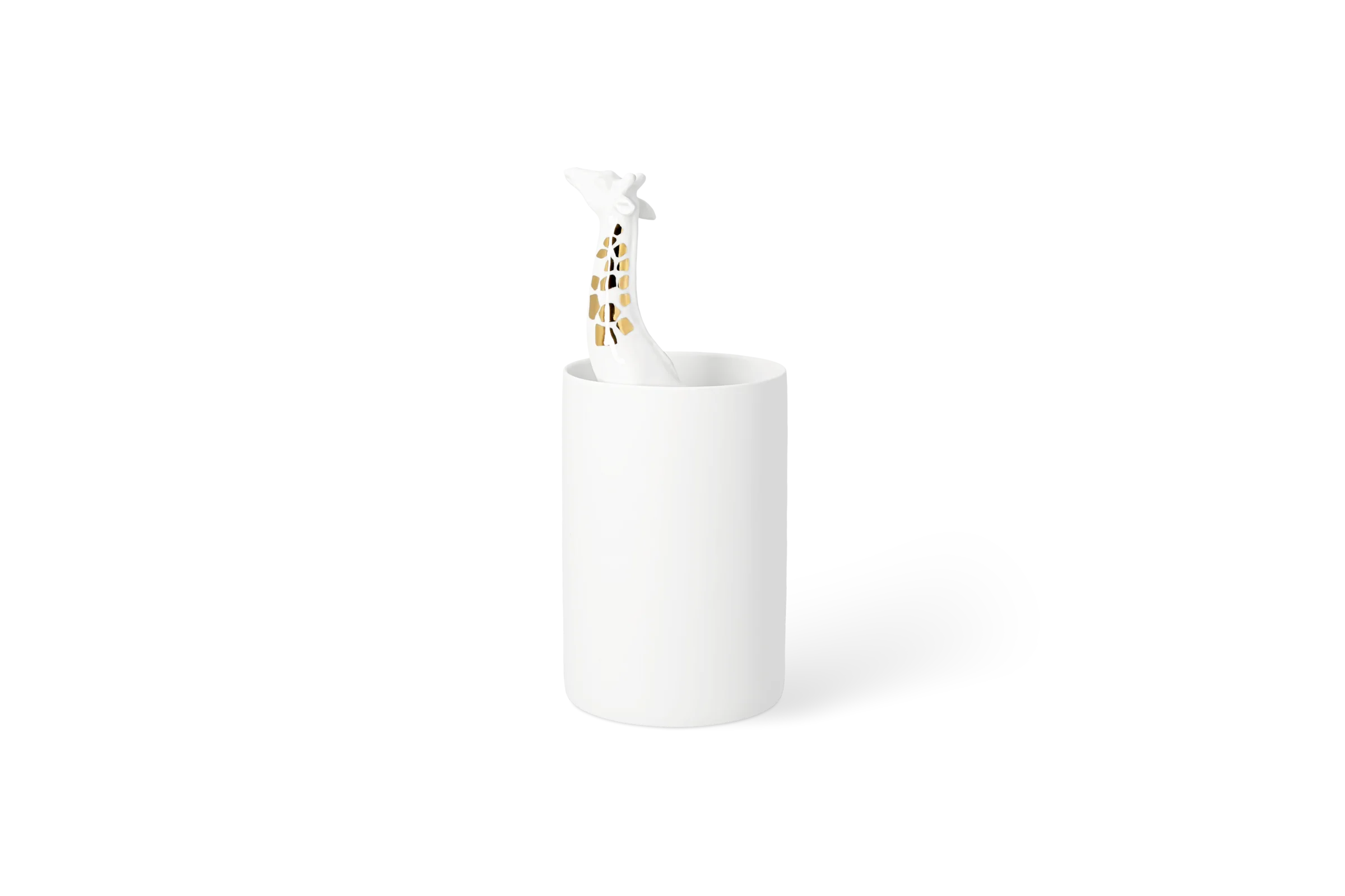 Weiße Porzellanvase mit Giraffenfigur und goldfarbenen Flecken am Rand in der Vorderansicht.