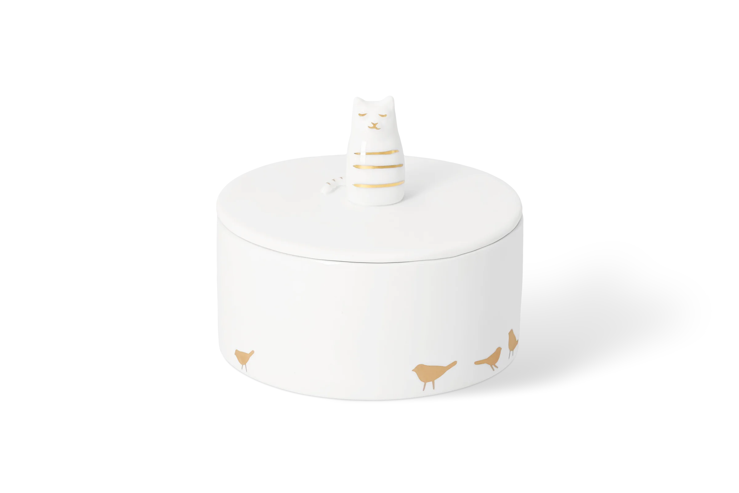 Dose Goldstück Katze Weiße Porzellandose mit goldfarbenen Vogelmotiven am Dosenrand und einer goldbemalten Katze als Deckelknauf in der Vorderansicht.