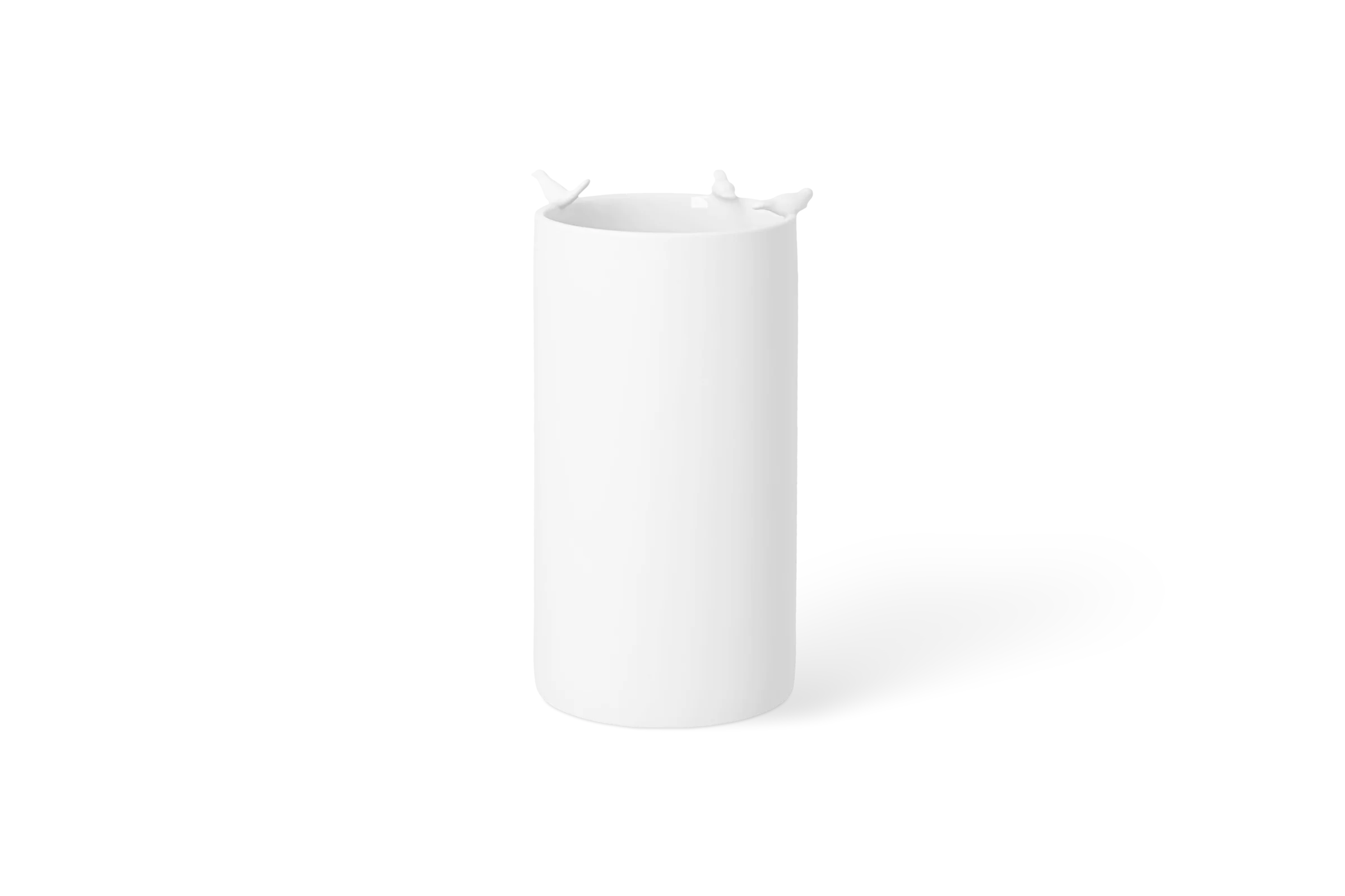 Weiße Porzellanvase mit figürlichen Details am Rand in der Rückansicht.