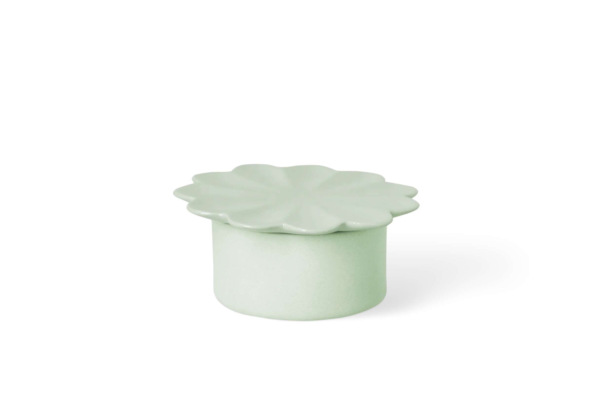 Hellgrüne Dose aus Porzellan mit glänzendem Deckel in Blütenform, in der Vorderansicht.