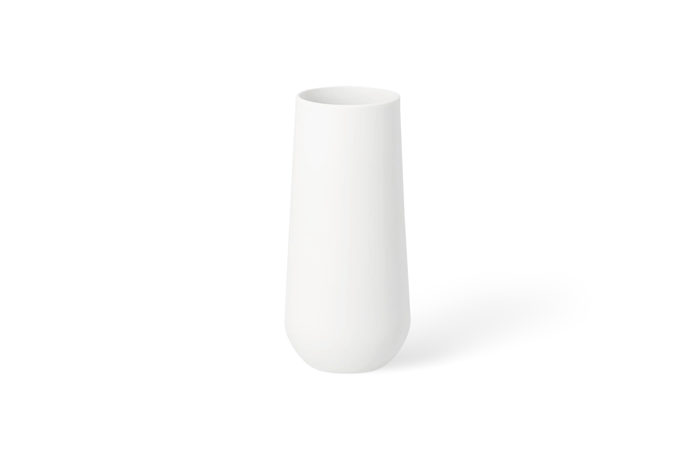 Weiße Porzellanvase Blattwerk in schlanker, leicht konischer Form mit abgerundetem Boden in der Rückansicht.