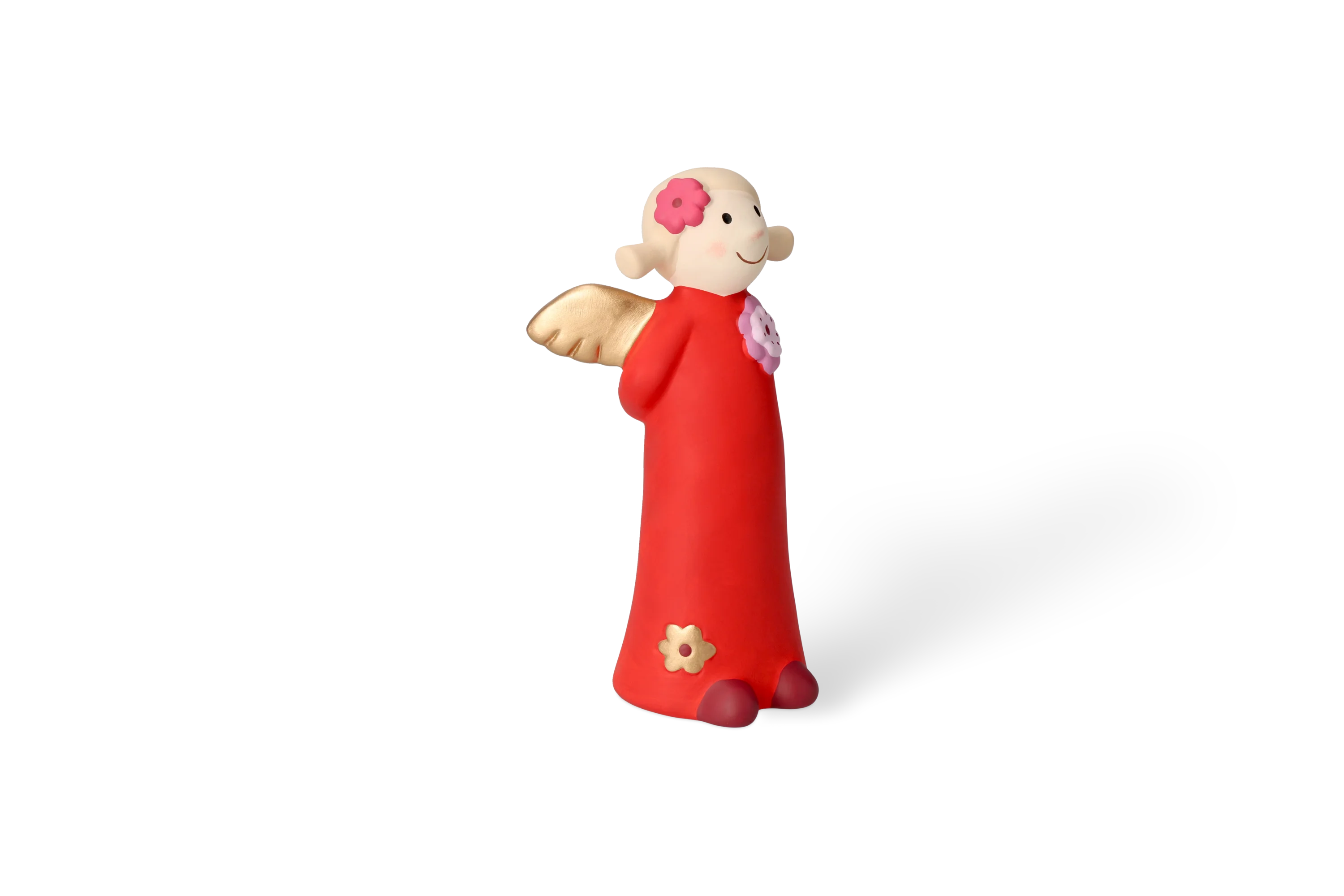 Vordere Linksansicht Dekofigur Himmlische Schwester mit goldenen Fluegeln im roten Kleid mit Ansteckblume und Arme hinten verschraenkt