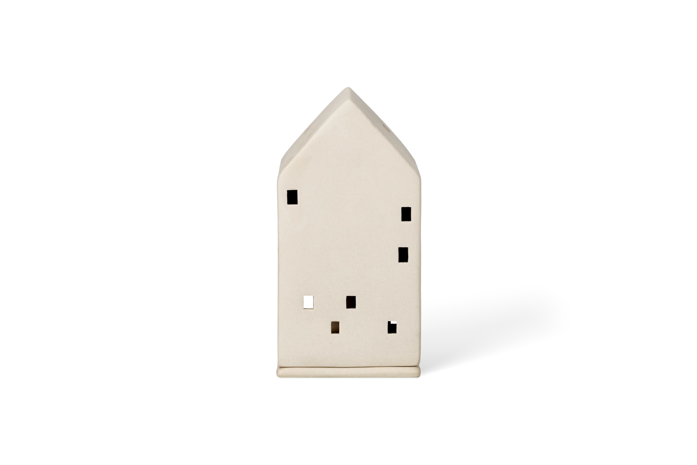 Cremefarbenes Lichthaus aus Steingut mit quadratischen Fensterausschnitten in der Rückansicht.