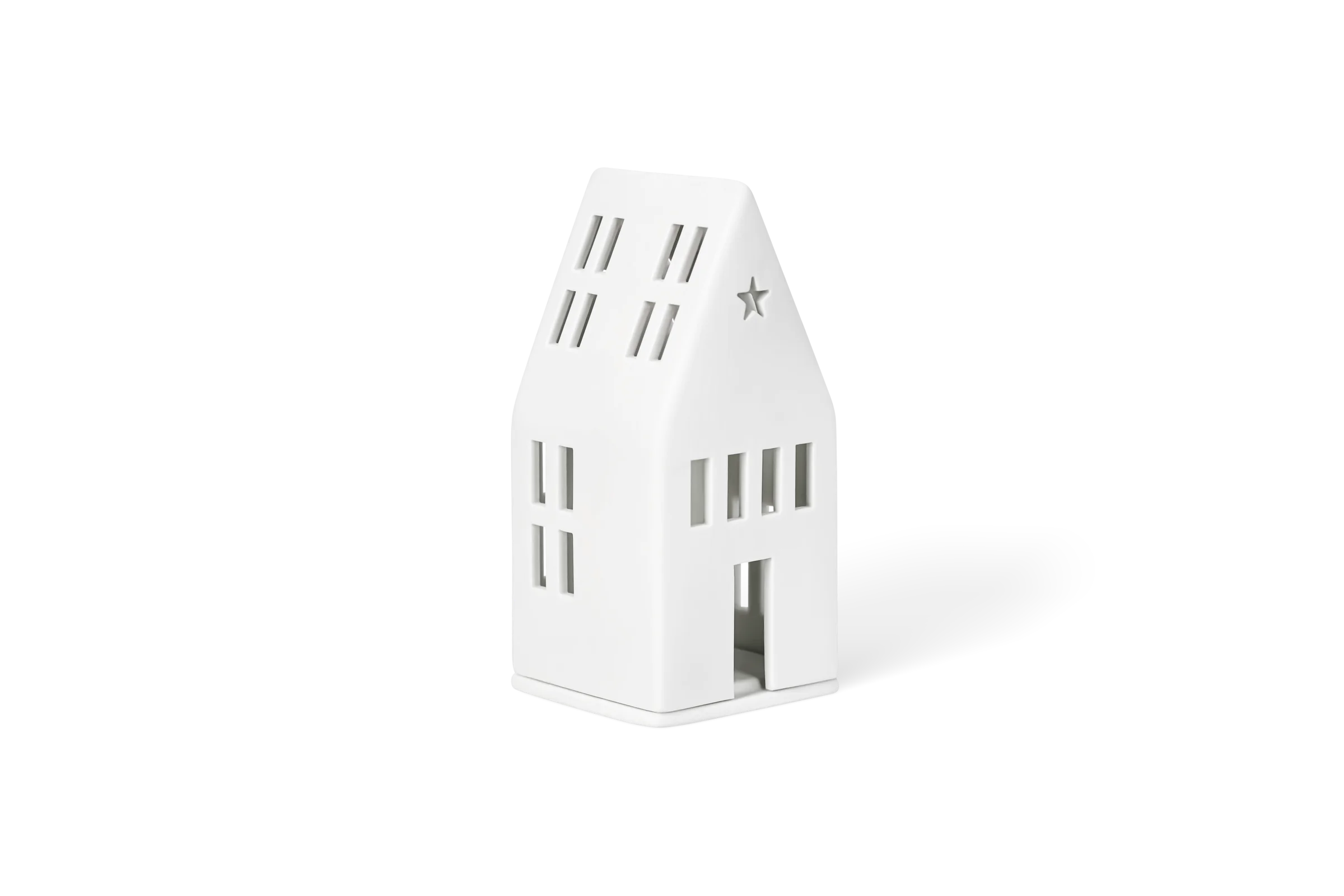 Mini-Lichthaus Traumhaus Weißes Lichthaus aus Porzellan mit Fensterausschnitten, Türöffnung und Stern auf dem Dach in der vorderen Linksansicht.