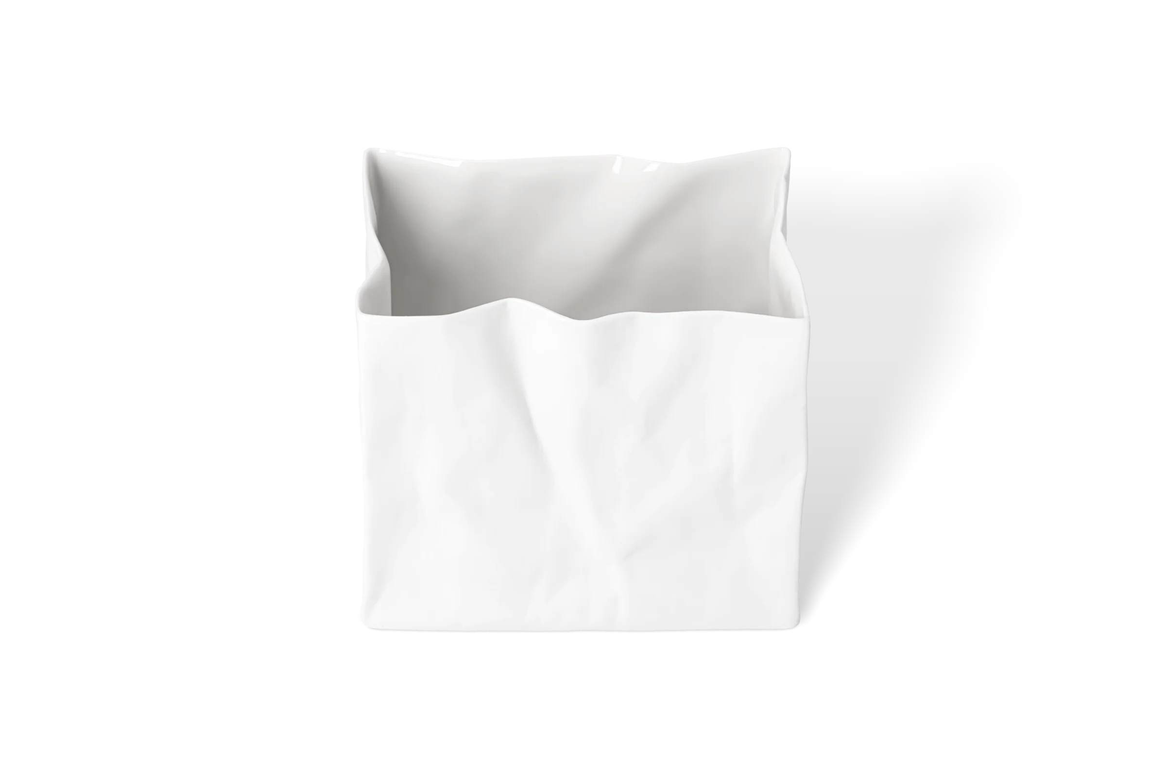 Weiße Vase der Serie Formgefühl mit unregelmäßig gewelltem Rand in der vorderen Ansicht mit Neigung.