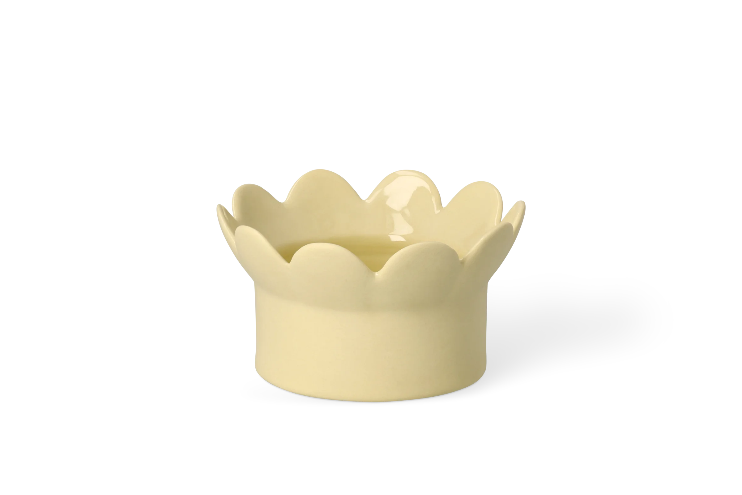 Hellgelbe Keramikschale mit gewelltem Rand in Blütenform in der Vorderansicht.