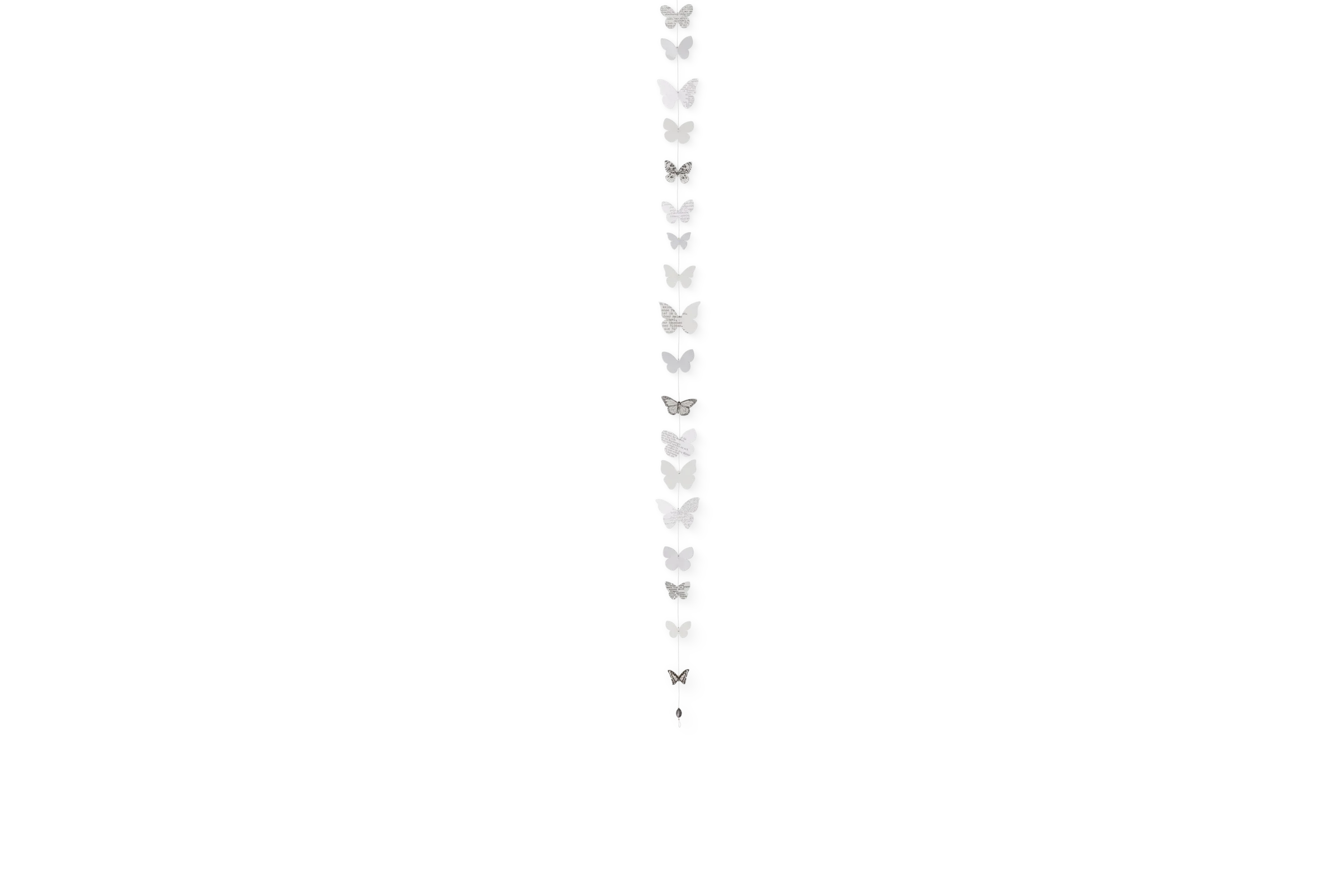 Lange silberfarbene Kette mit filigran angeordneten Schmetterlingsanhängern in unterschiedlichen Größen, in der Vorderansicht.