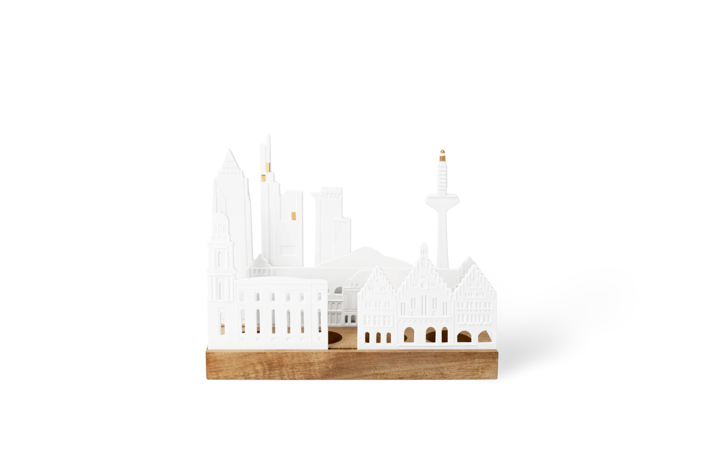 Lichtszene Stadtsilhouette Frankfurt aus weißem Porzellan mit goldenen Details auf Holzsockel in der Vorderansicht.