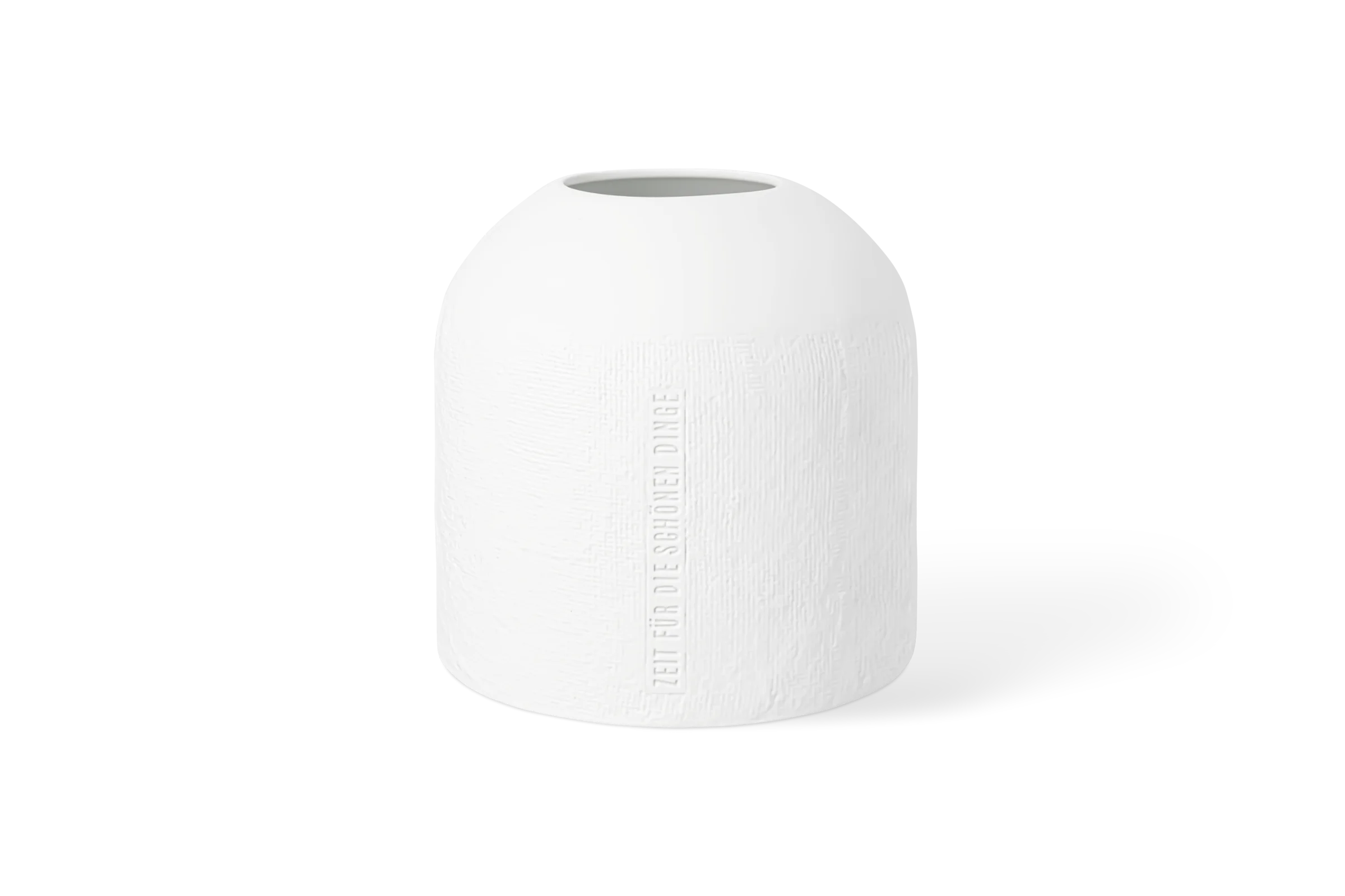 Weiße Vase mit strukturierter Oberfläche und eingeprägtem Schriftzug Zeit für die schönen Dinge in der Vorderansicht.