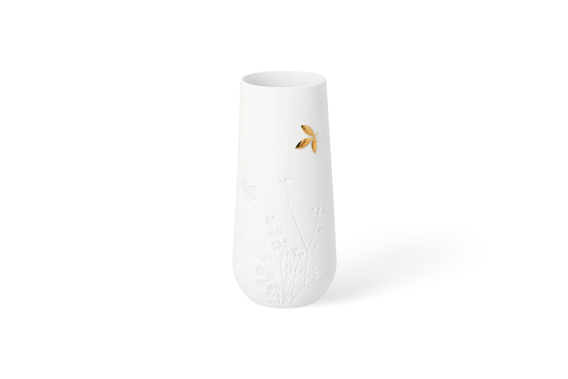 Vase Goldblatt Weiße Porzellanvase Blattwerk mit hochgeprägten Wiesenblumen und goldenem Blattzweig in der Vorderansicht.