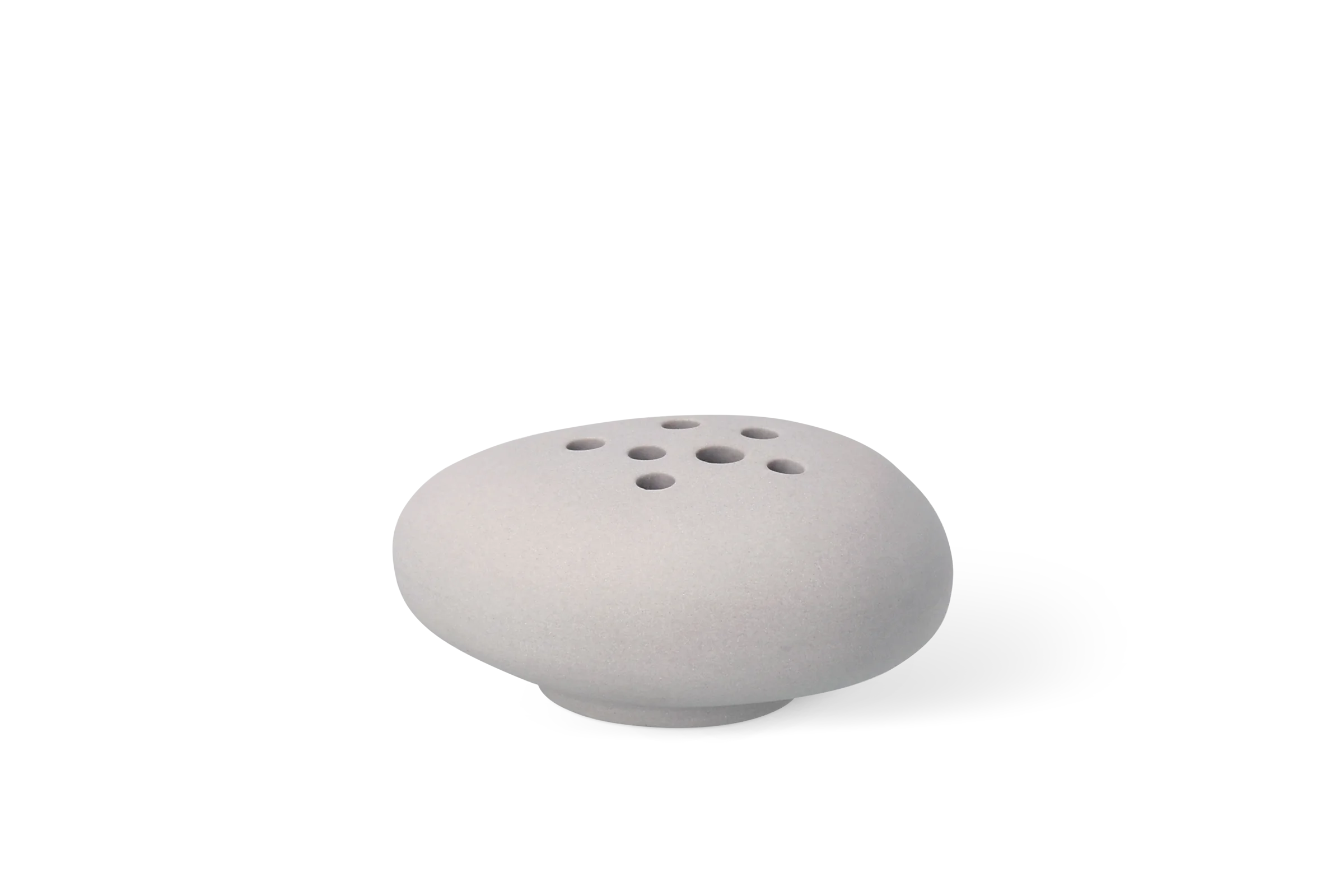 Weiße Minivase in flacher Kieselsteinform mit mehreren Öffnungen für einzelne Blüten, in der Teileansicht.