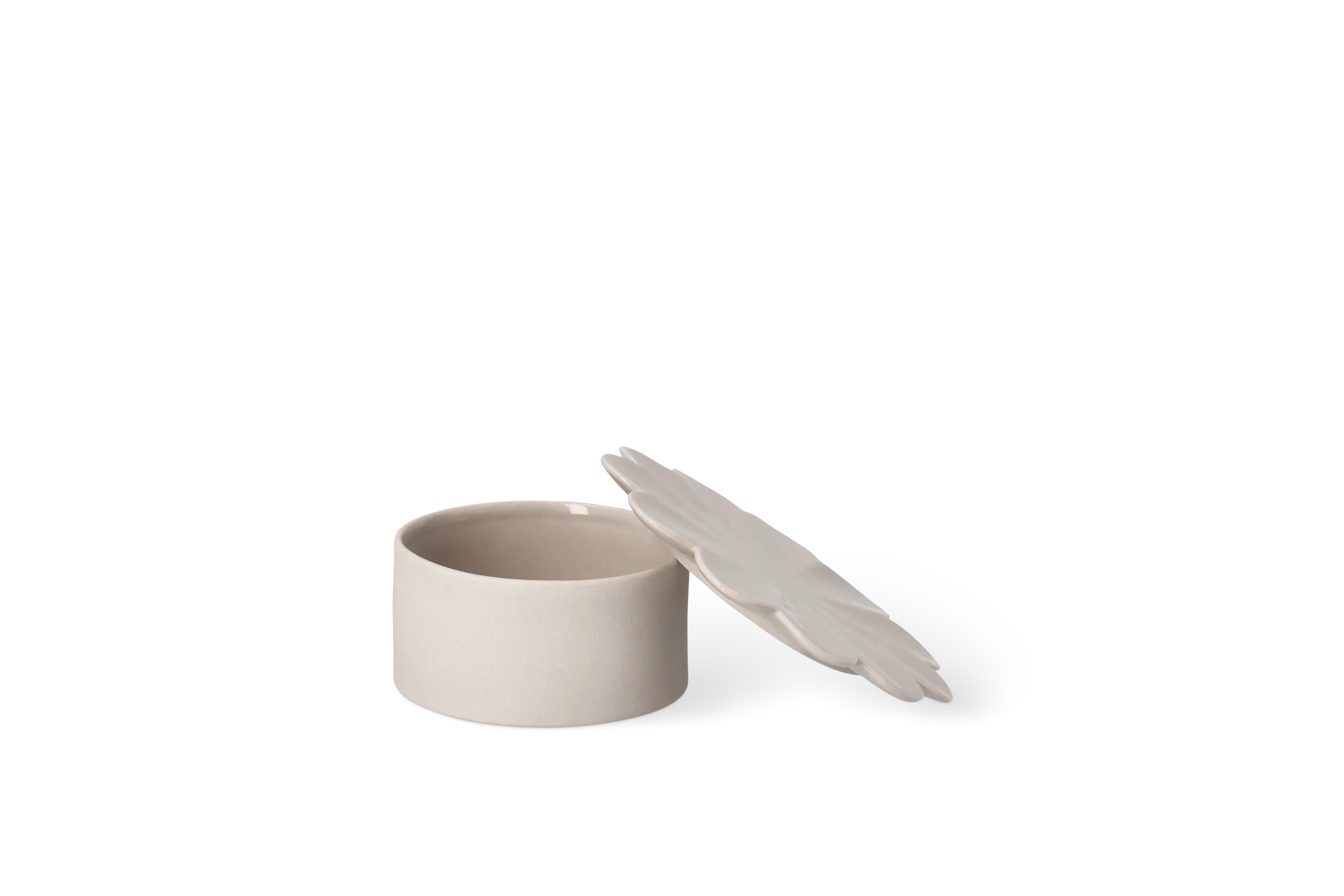 Servierdose Beige Beige Porzellandose mit geöffnetem Deckel in Engelsflügelform und erhabener Federstruktur, in der Vorderansicht Nummer 2.