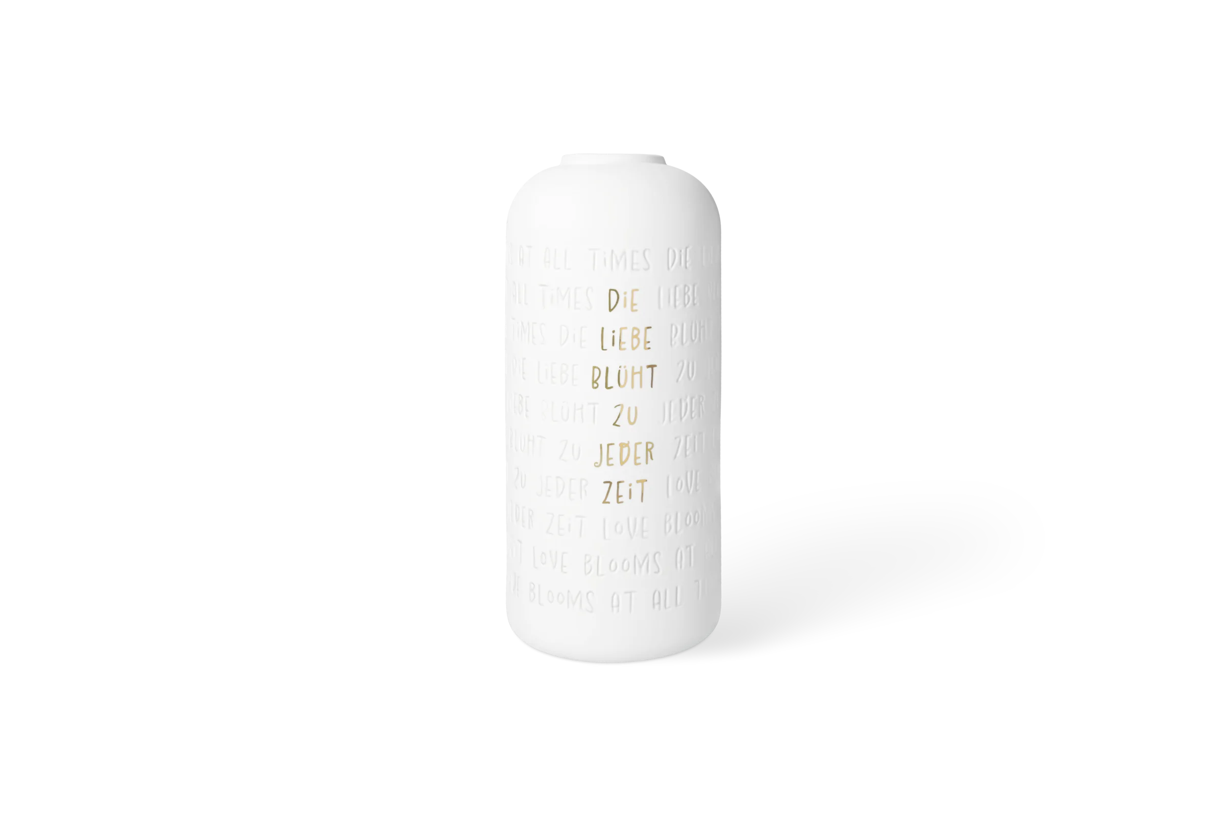 Vase Die Liebe blüht zu jeder Zeit Weiße Porzellanvase mit eingeprägtem Schriftzug und goldfarbener Botschaft Die Liebe blüht zu jeder Zeit, in der Vorderansicht.